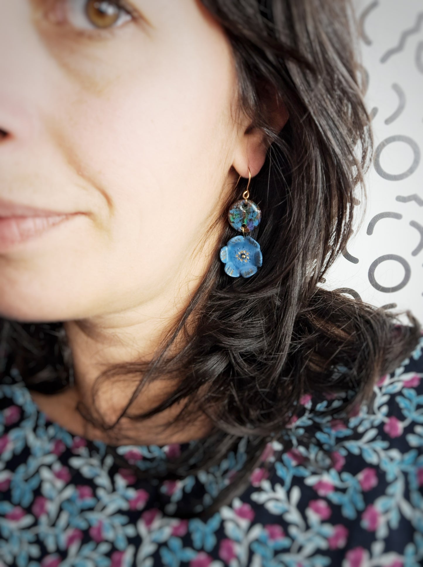 Boucles d'oreilles "Yepa" fleurs bleues chocolat menthe or peints à la main - plaqué or 18k