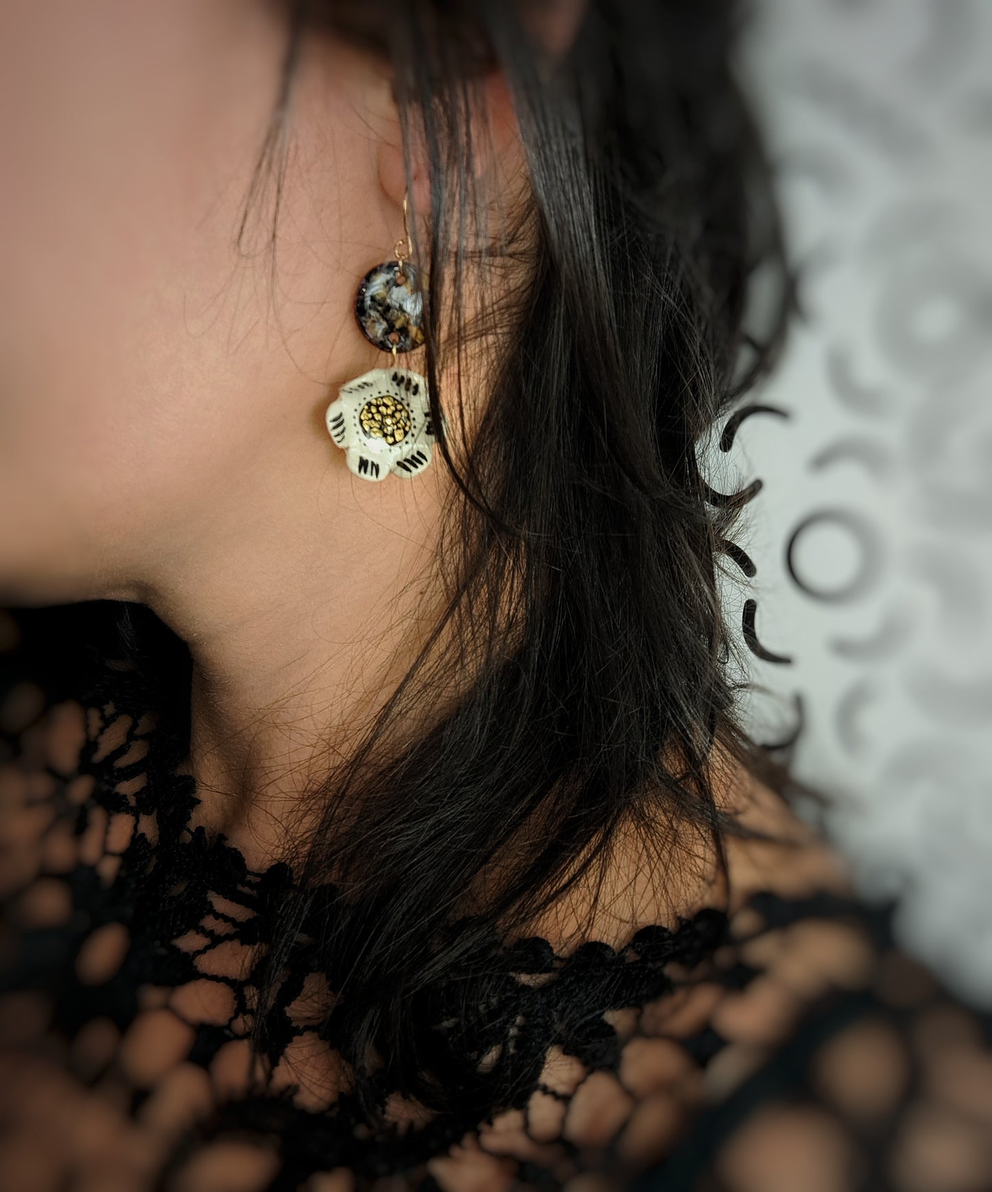 Boucles d'oreilles "Yepa II" fleurs graphiques pastels gras & argile noir blanc or peints à la main- plaqué or 18k