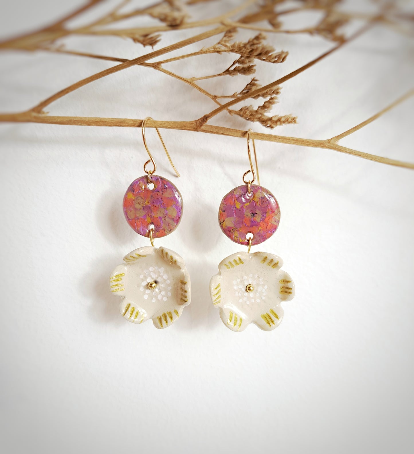 Boucles d'oreilles "Yepa III" fleurs pastels gras & argile rose beige or peints à la main- plaqué or 18k