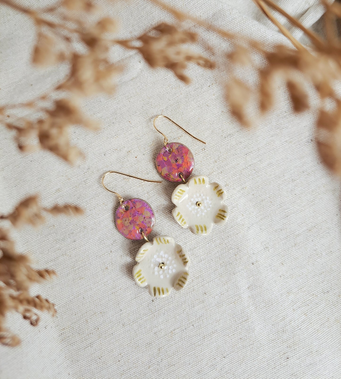 Boucles d'oreilles "Yepa III" fleurs pastels gras & argile rose beige or peints à la main- plaqué or 18k