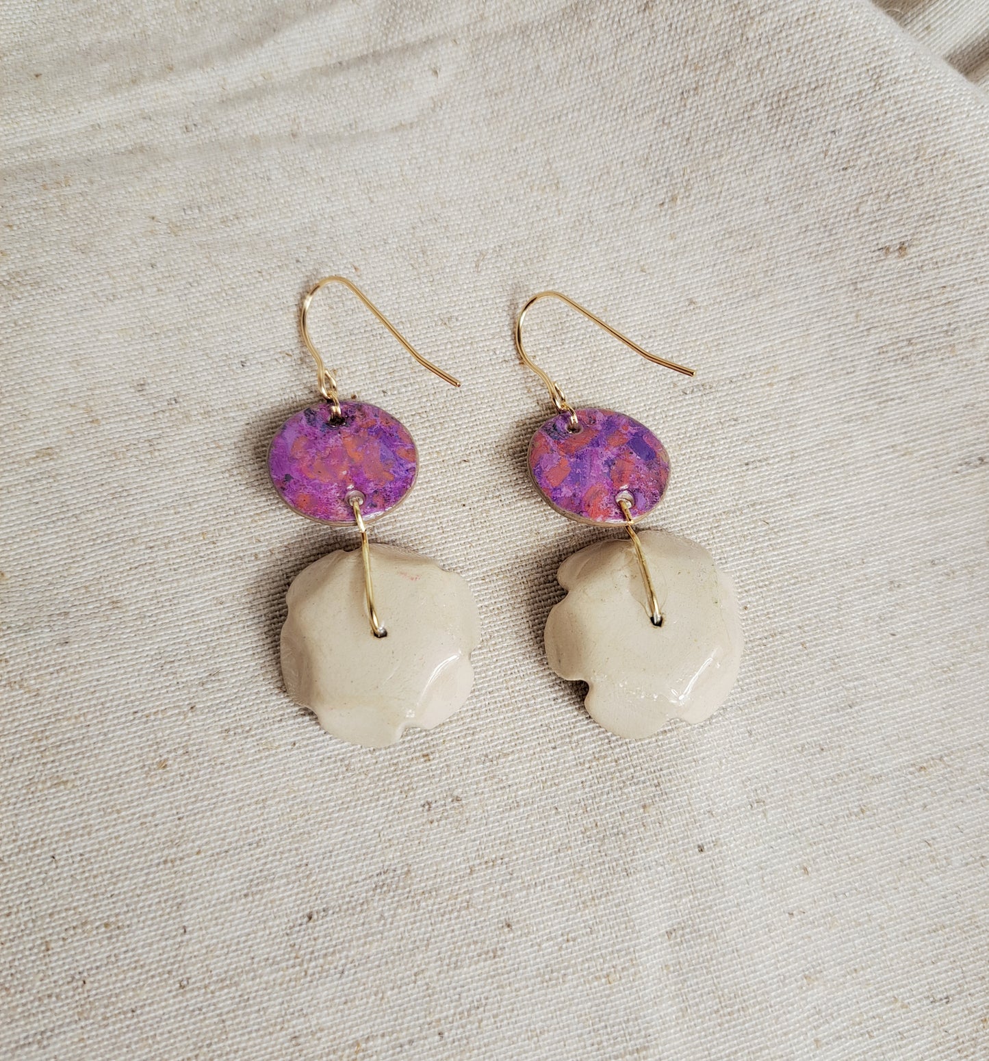 Boucles d'oreilles "Yepa III" fleurs pastels gras & argile rose beige or peints à la main- plaqué or 18k