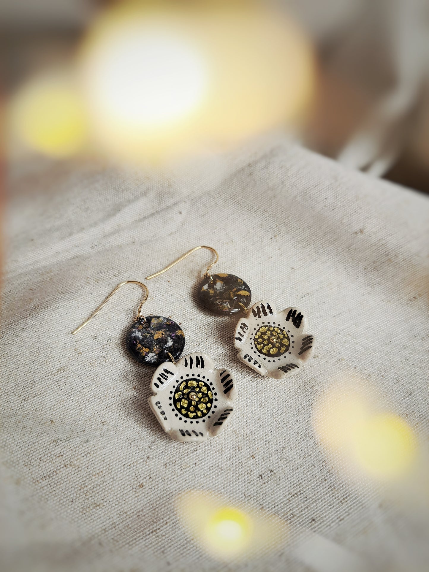 Boucles d'oreilles "Yepa II" fleurs graphiques pastels gras & argile noir blanc or peints à la main- plaqué or 18k
