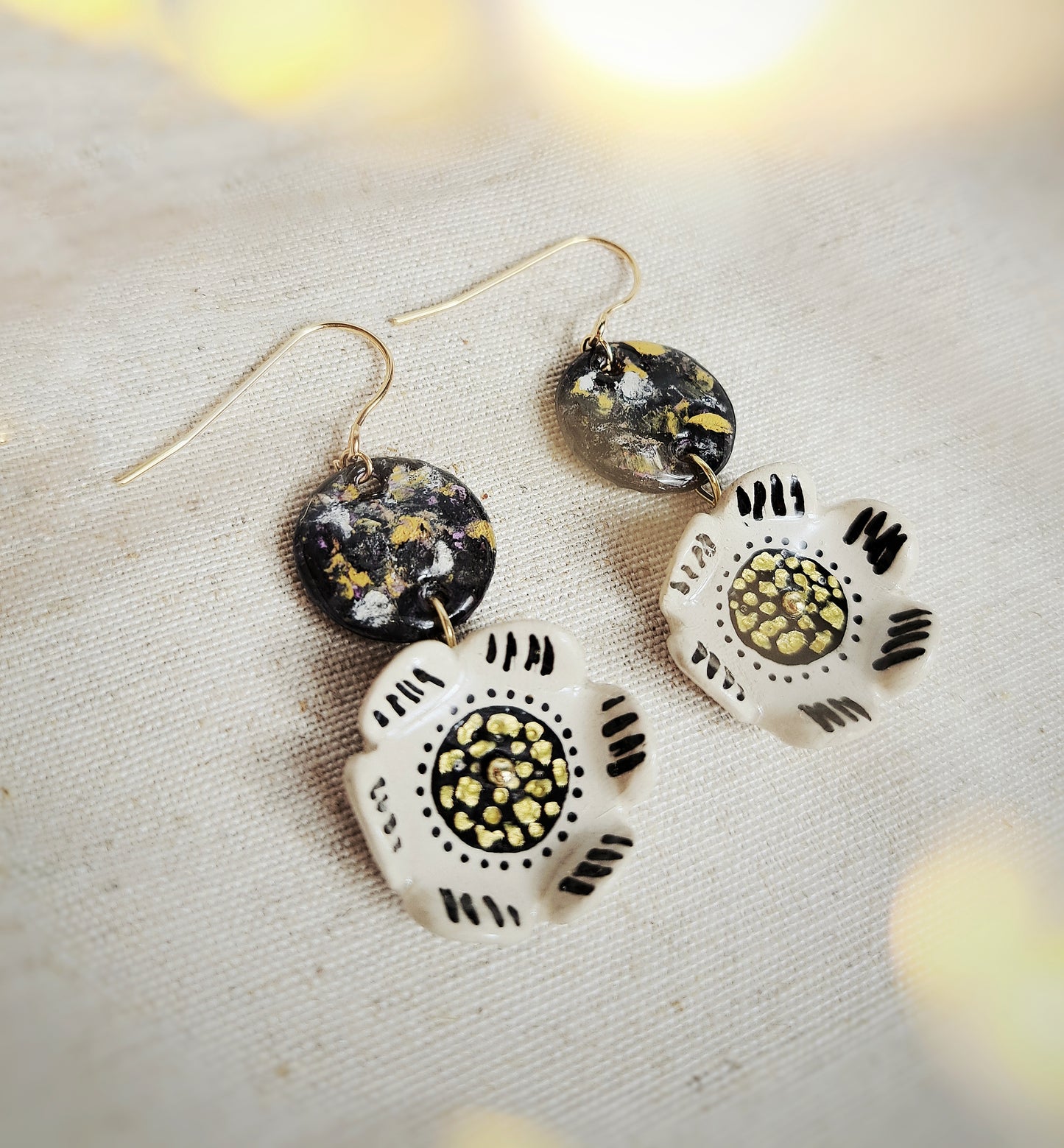 Boucles d'oreilles "Yepa II" fleurs graphiques pastels gras & argile noir blanc or peints à la main- plaqué or 18k