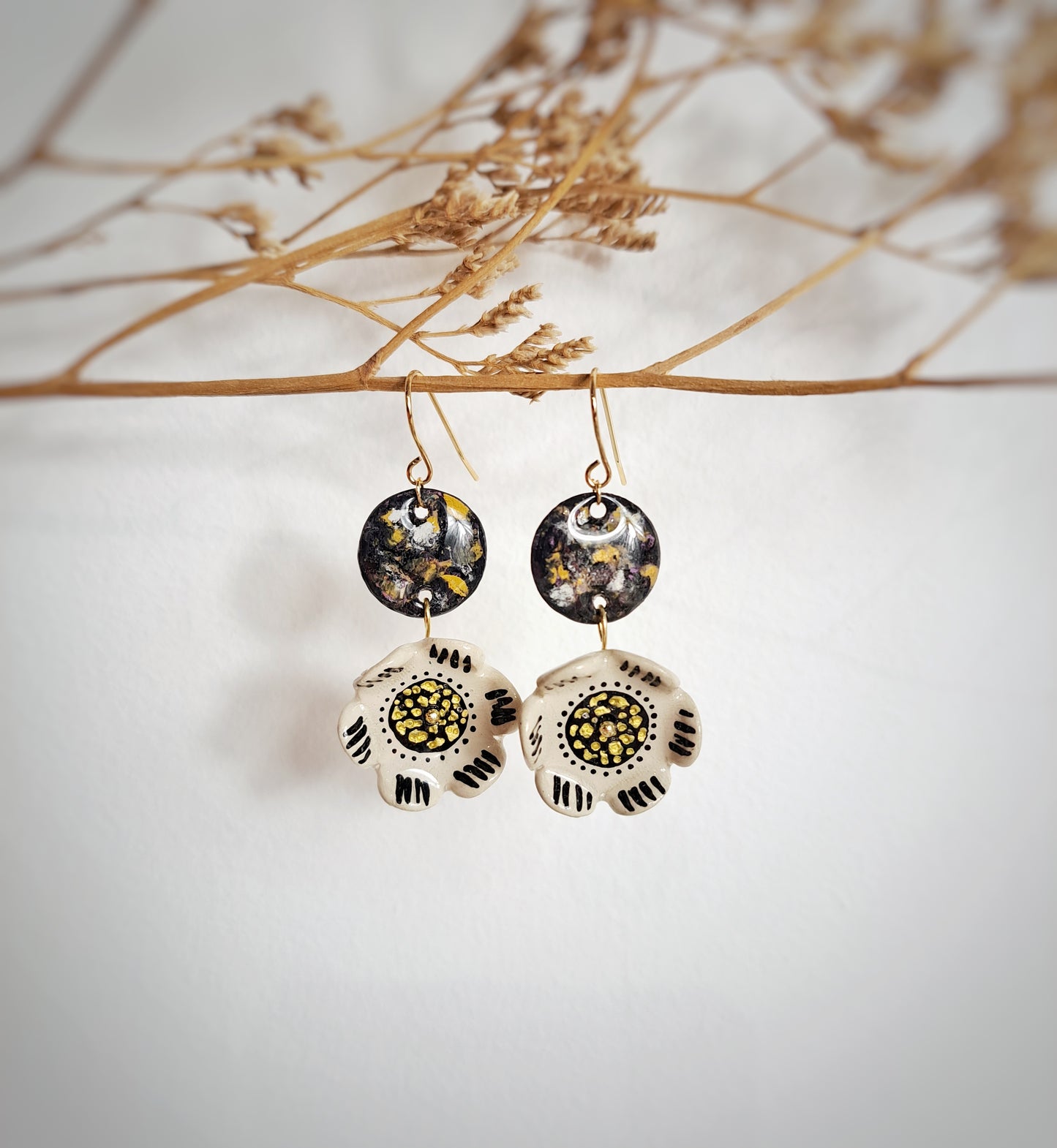 Boucles d'oreilles "Yepa II" fleurs graphiques pastels gras & argile noir blanc or peints à la main- plaqué or 18k