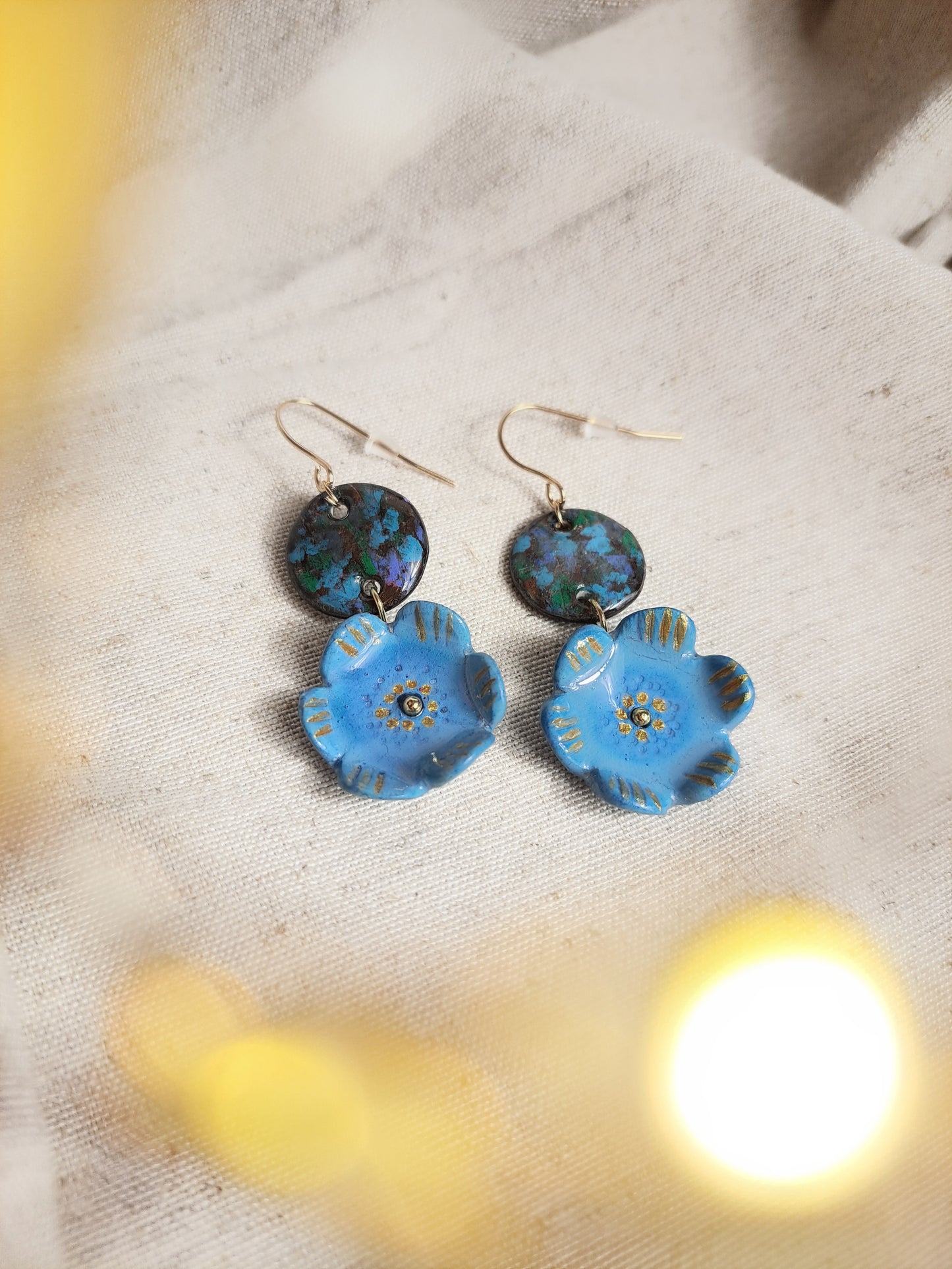 Boucles d'oreilles "Yepa" fleurs bleues chocolat menthe or peints à la main - plaqué or 18k