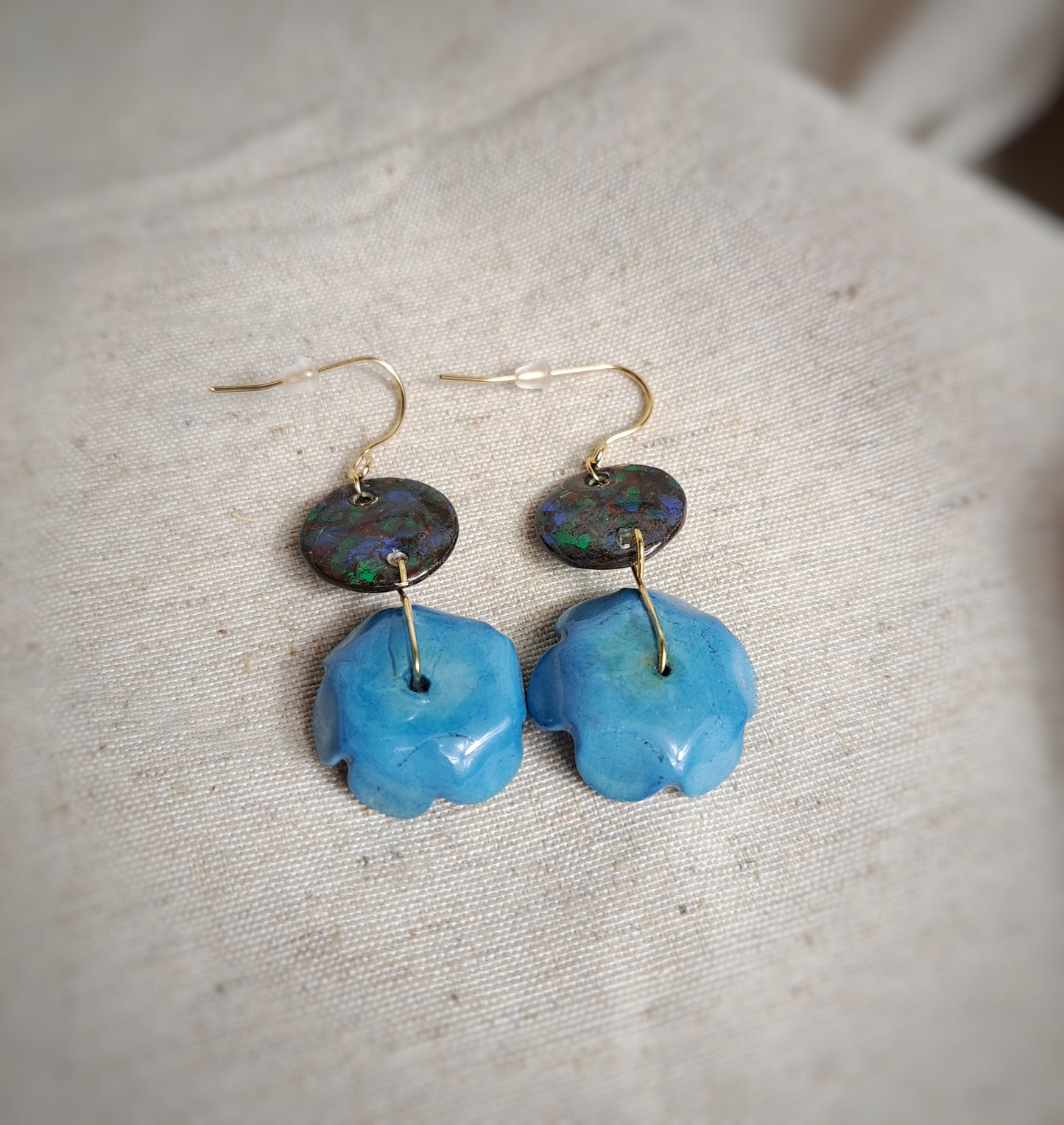 Boucles d'oreilles "Yepa" fleurs bleues chocolat menthe or peints à la main - plaqué or 18k
