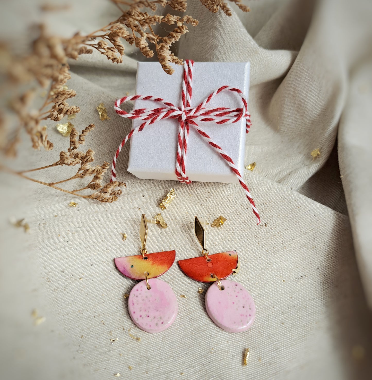 Puces d'oreilles losange "Kishi" aquarelle & argile rose orange jaune or- plaqué or 18k