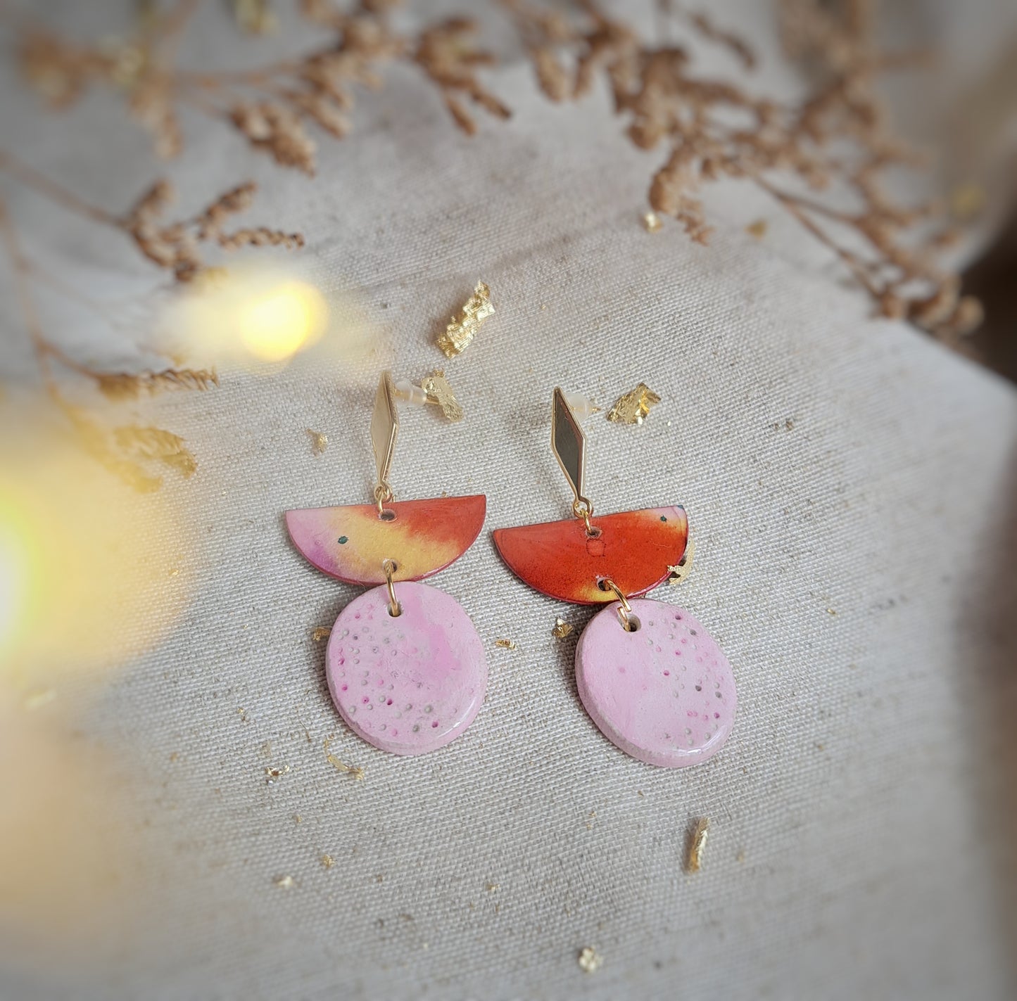 Puces d'oreilles losange "Kishi" aquarelle & argile rose orange jaune or- plaqué or 18k