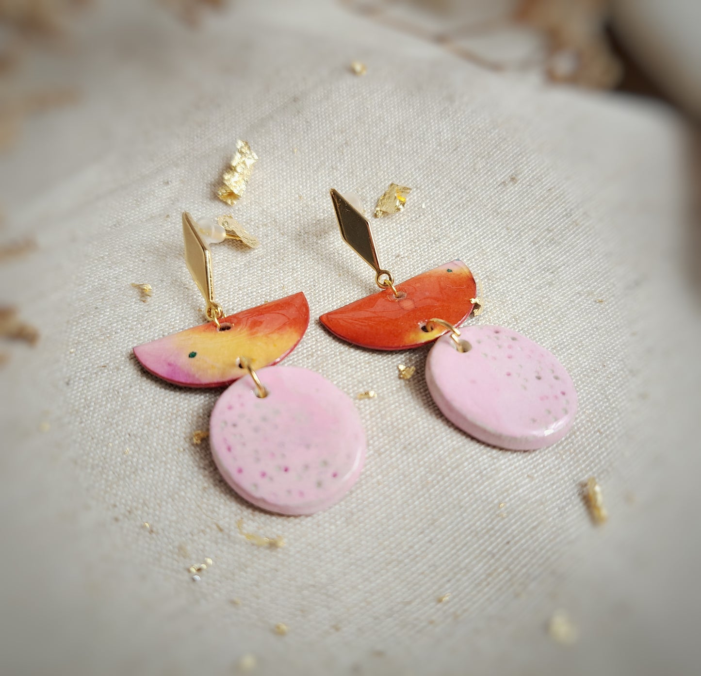 Puces d'oreilles losange "Kishi" aquarelle & argile rose orange jaune or- plaqué or 18k