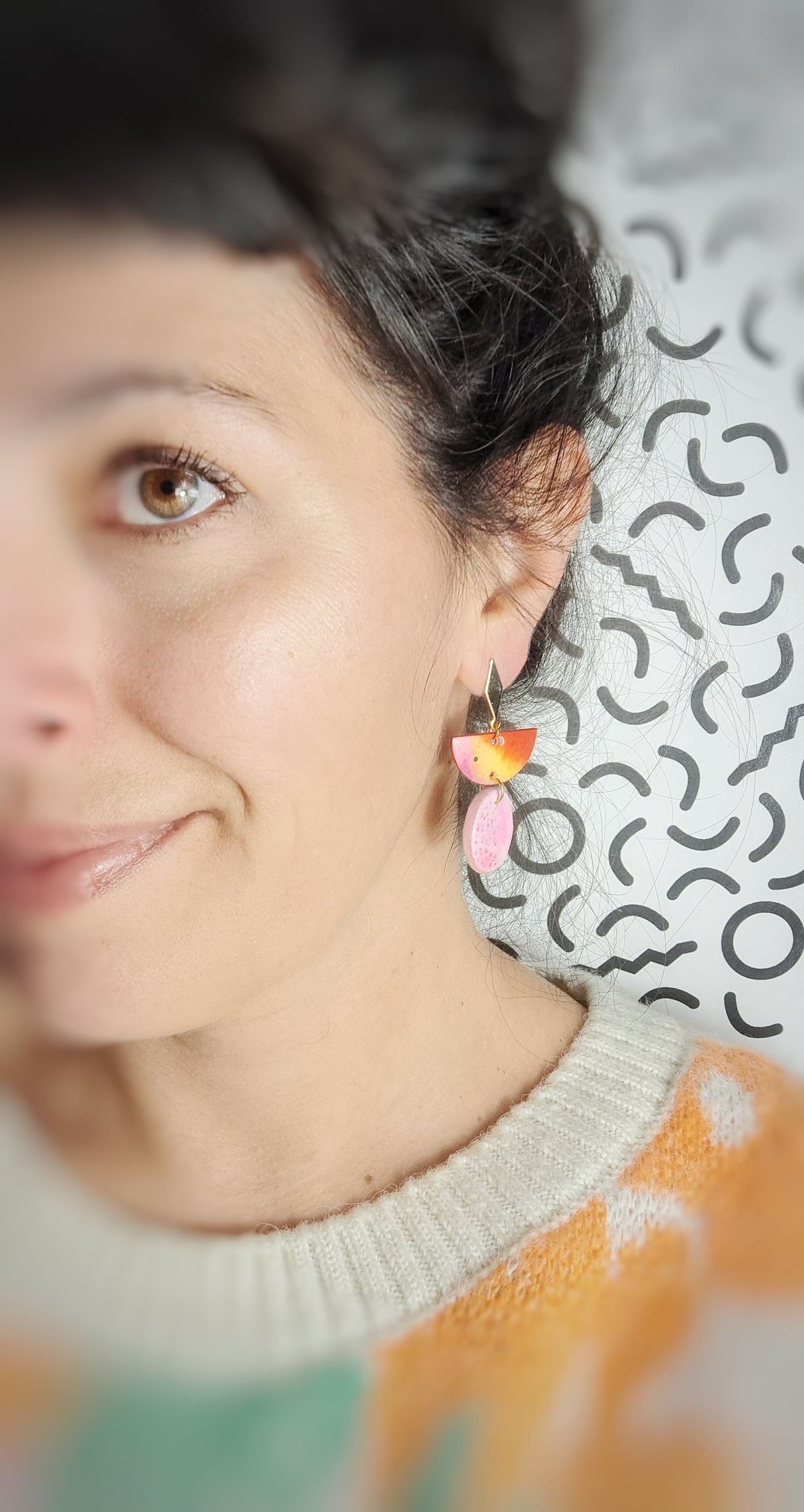 Puces d'oreilles losange "Kishi" aquarelle & argile rose orange jaune or- plaqué or 18k