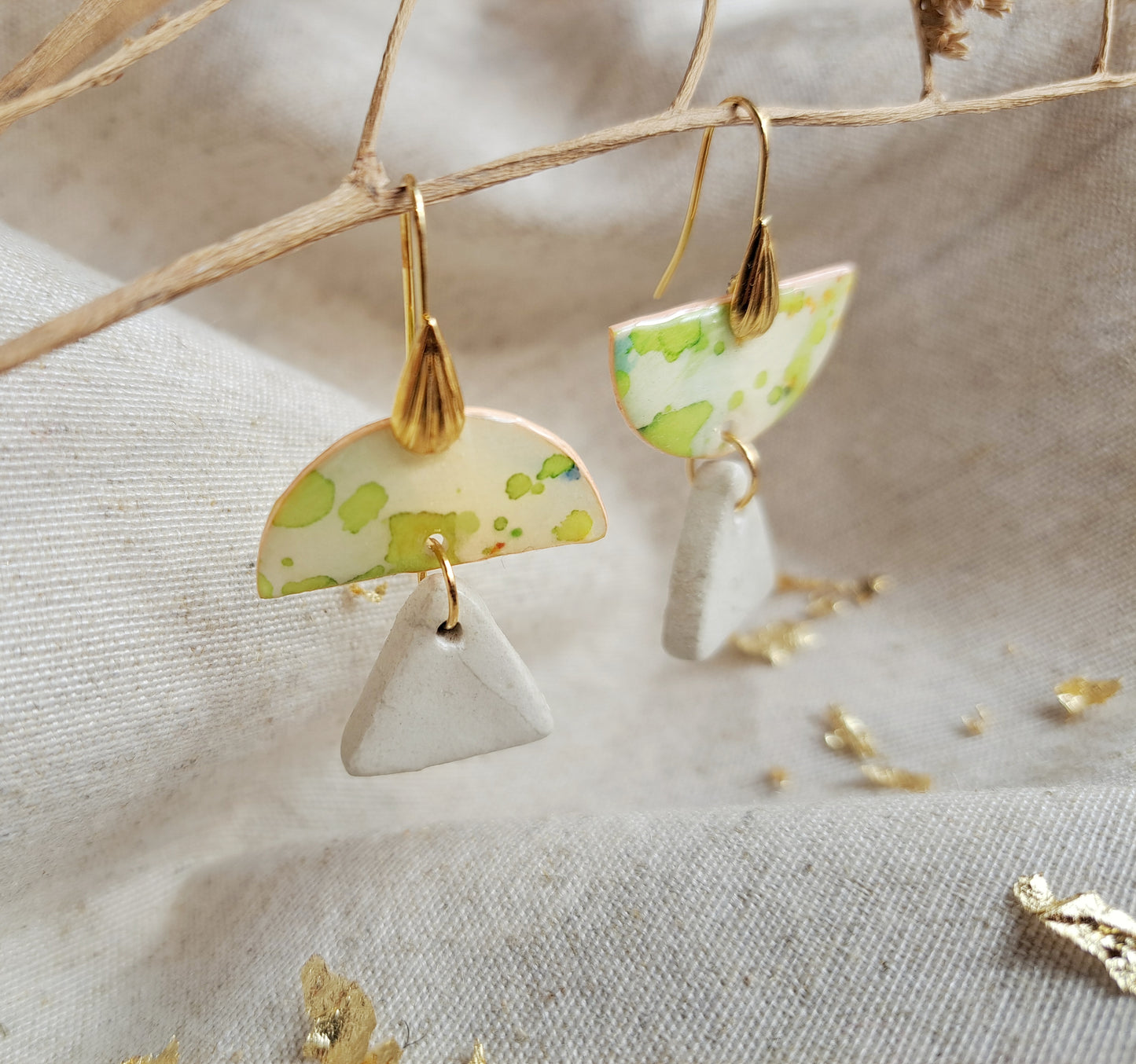 Boucles d'oreilles "Aponi" aquarelle & argile blanc vert pomme or- plaqué or 18k