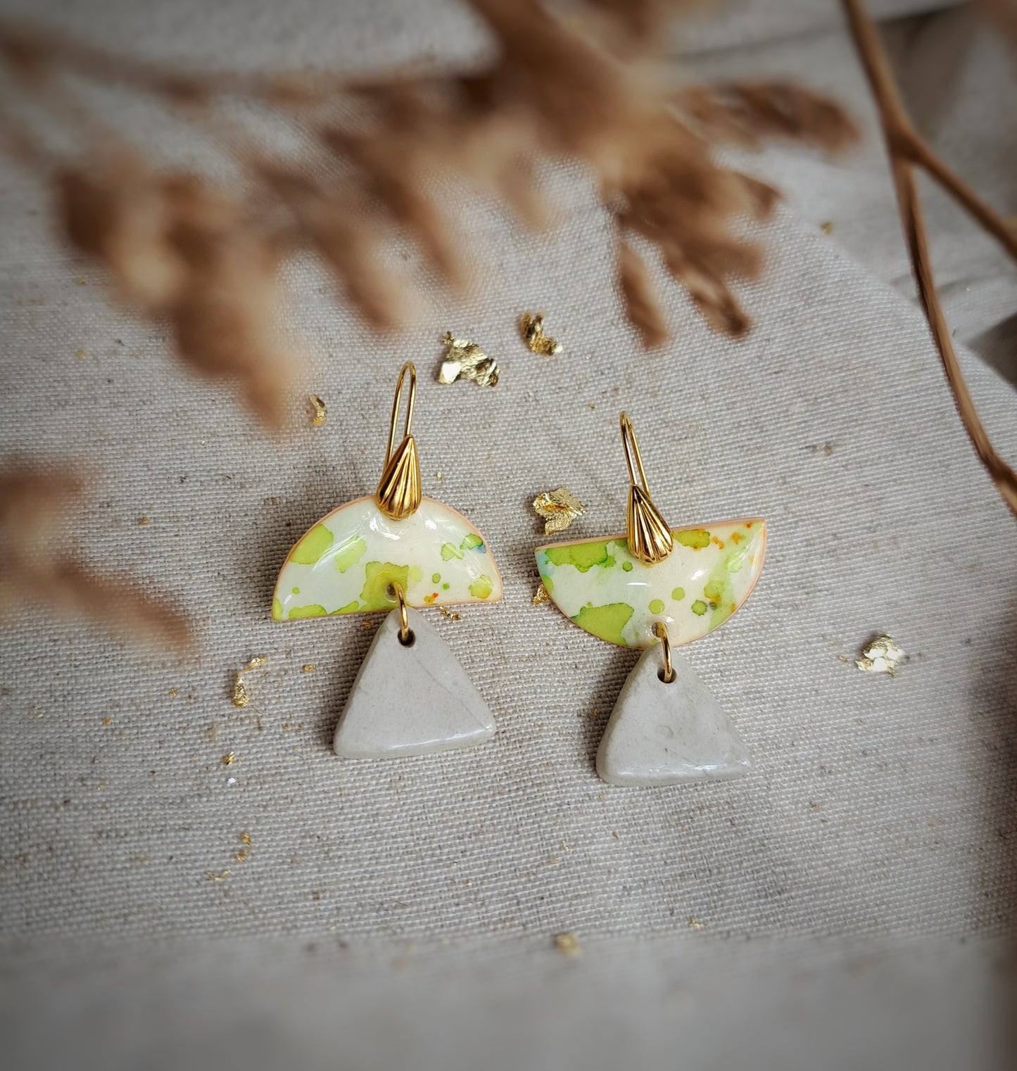 Boucles d'oreilles "Aponi" aquarelle & argile blanc vert pomme or- plaqué or 18k