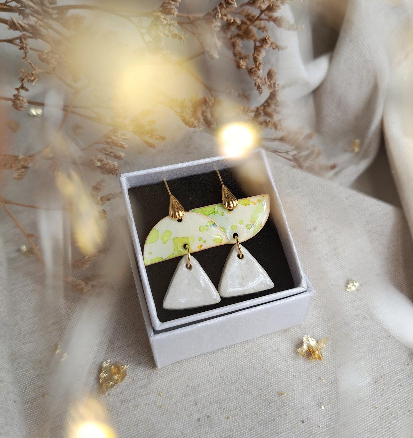 Boucles d'oreilles "Aponi" aquarelle & argile blanc vert pomme or- plaqué or 18k