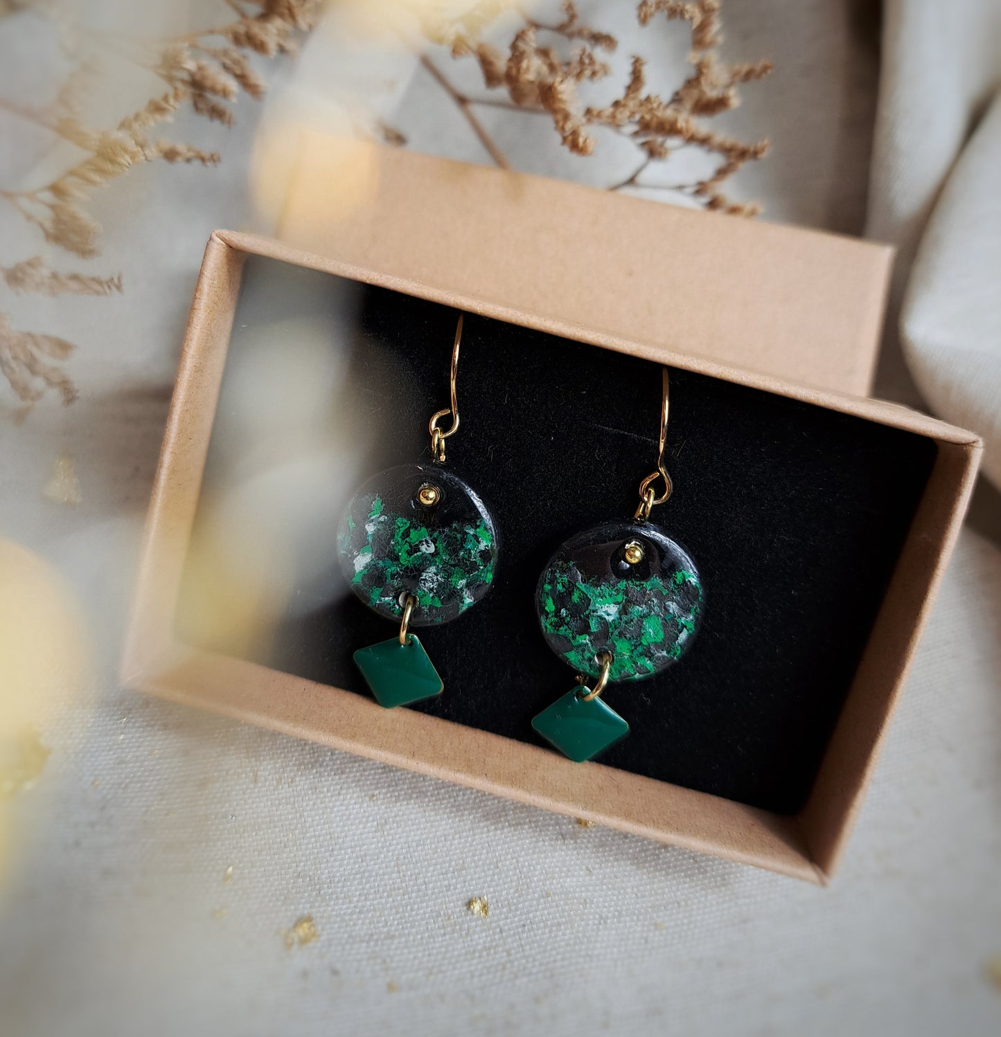 Boucles d'oreilles "Poiskaï IV" noir, vert forêt - plaqué or 18k