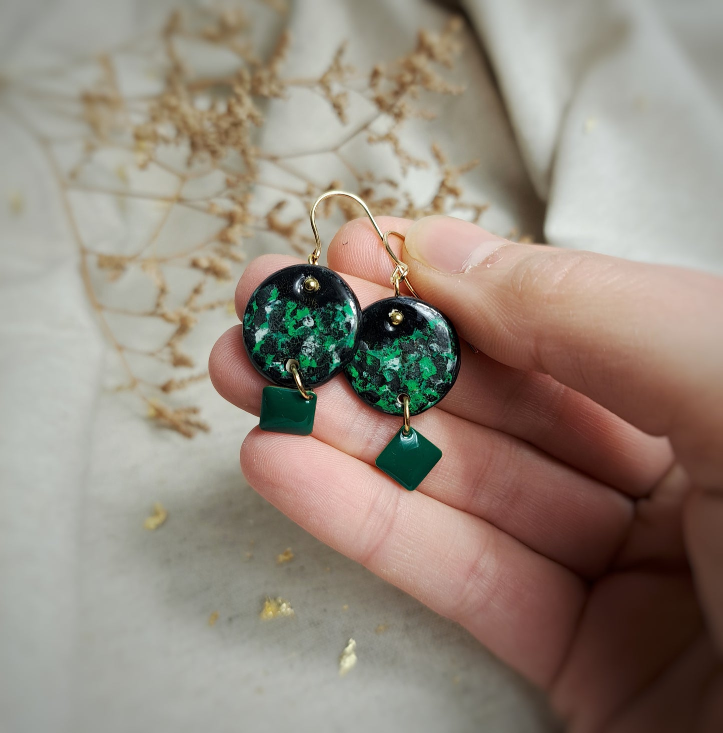 Boucles d'oreilles "Poiskaï IV" noir, vert forêt - plaqué or 18k
