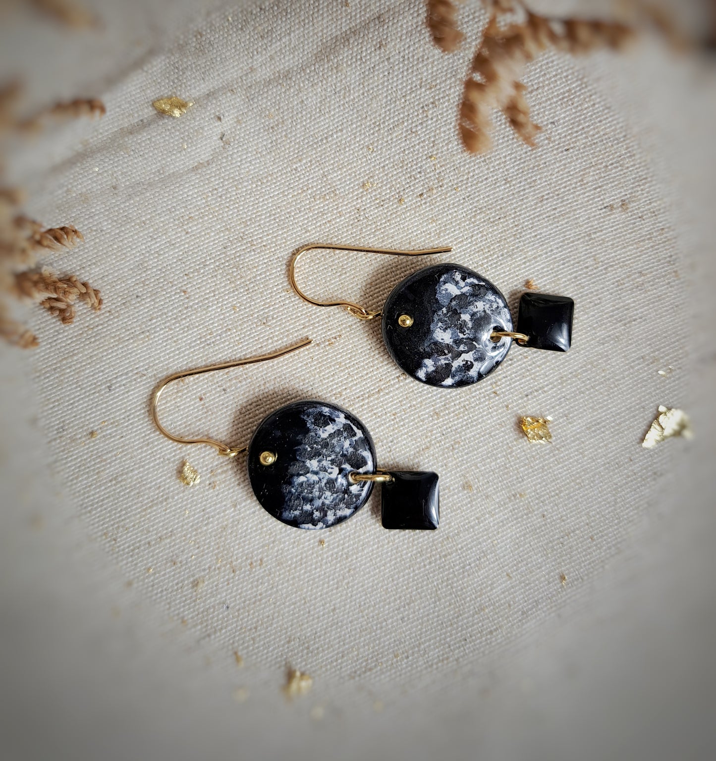 Boucles d'oreilles "Poiskaï III" noir, blanc - plaqué or 18k