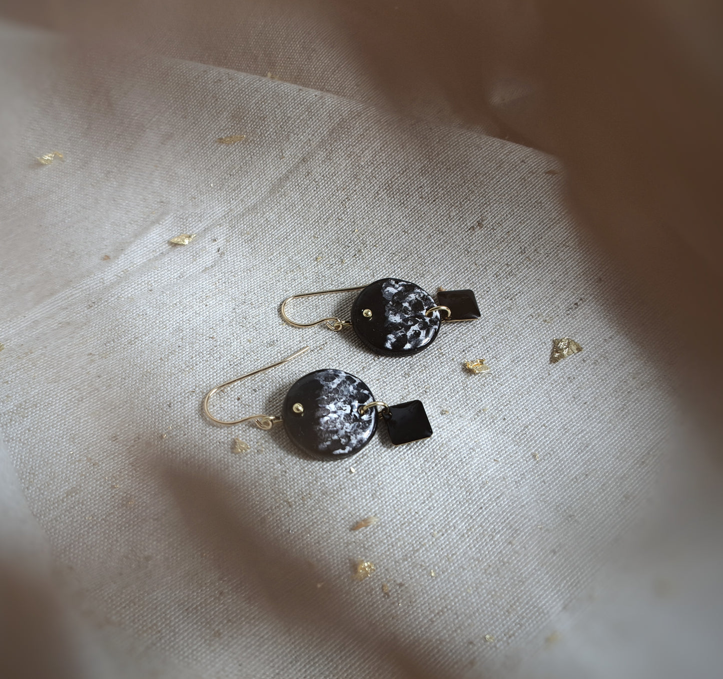 Boucles d'oreilles "Poiskaï III" noir, blanc - plaqué or 18k