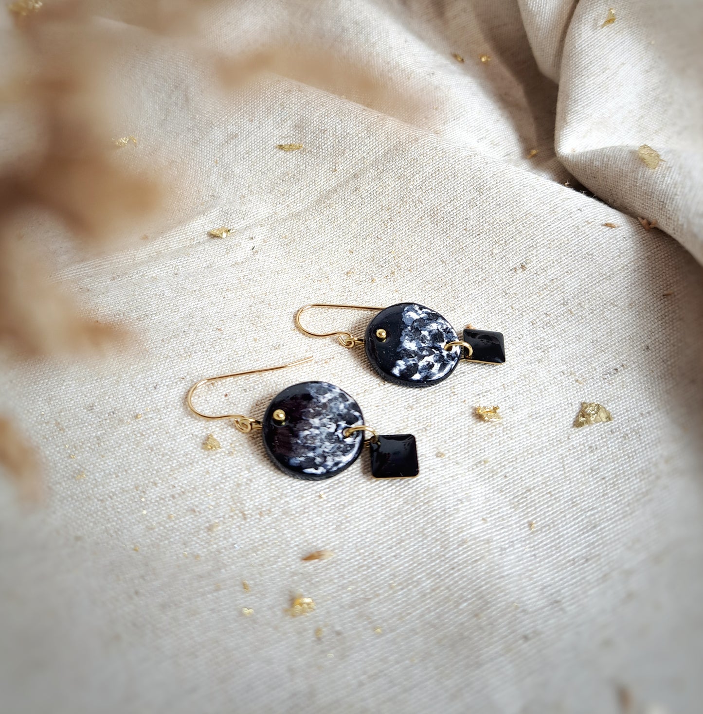 Boucles d'oreilles "Poiskaï III" noir, blanc - plaqué or 18k