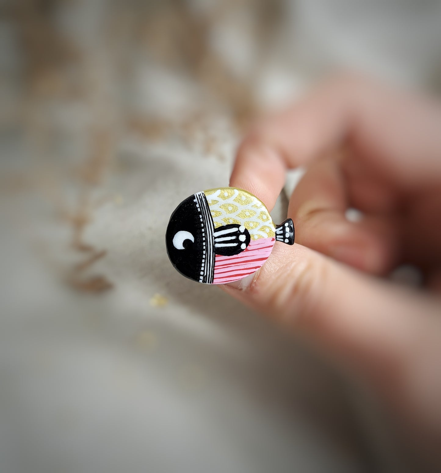 Broche "Poiskaï IV" or, noir, parme, violet acrylique design unique argile - or