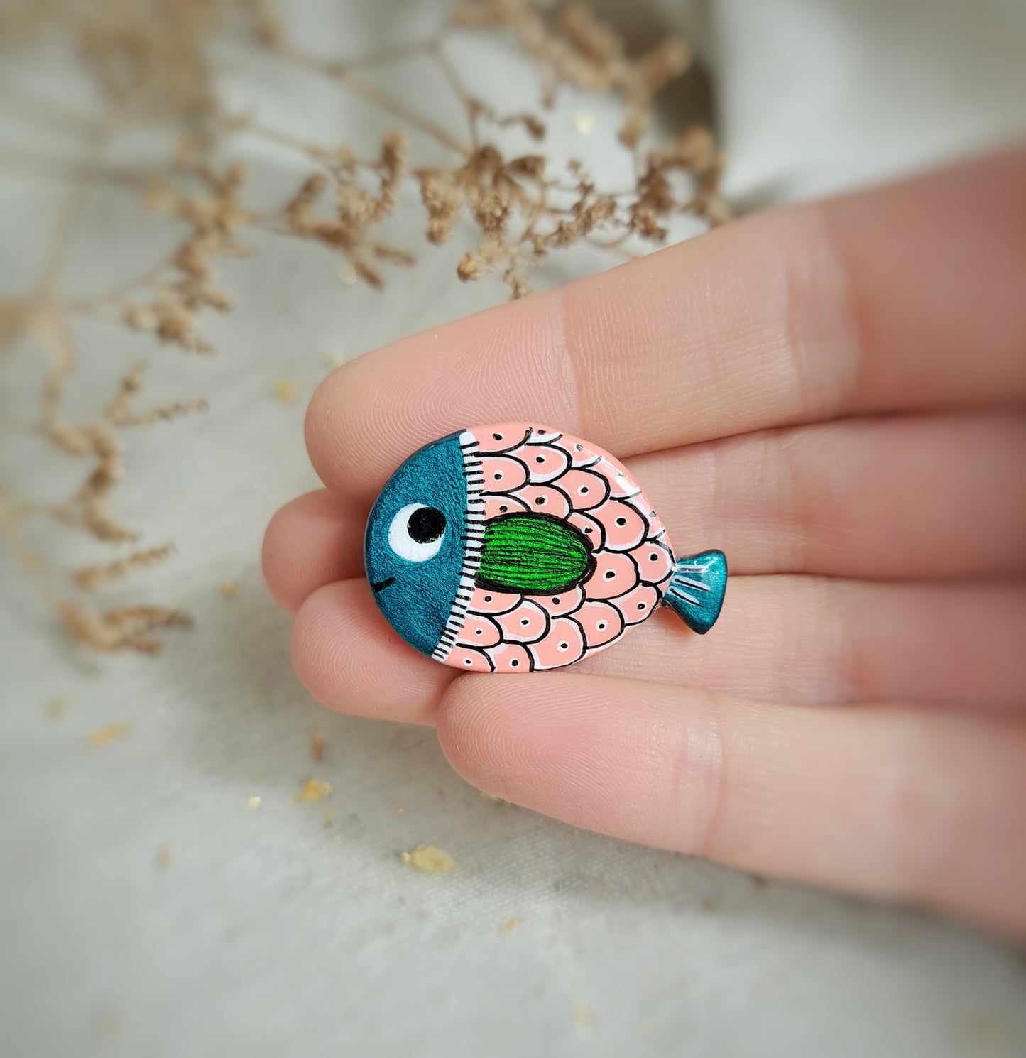 Broche "Poiskaï " orange corail, bleu métallisé, vert design unique argile - or