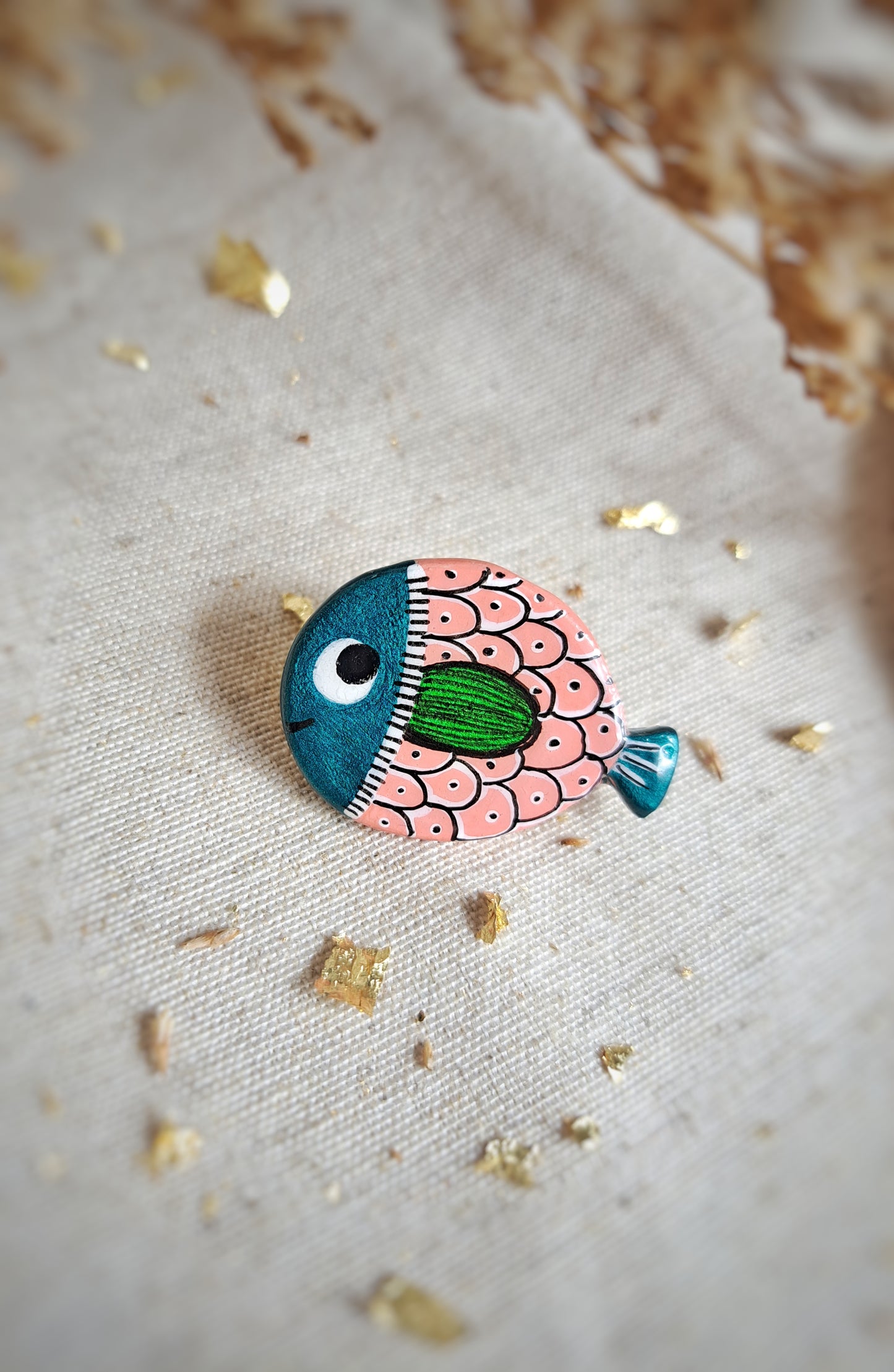 Broche "Poiskaï " orange corail, bleu métallisé, vert design unique argile - or