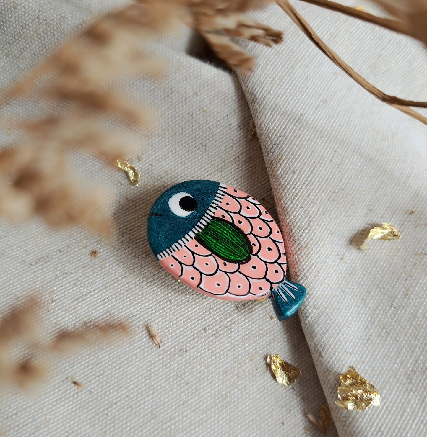 Broche "Poiskaï " orange corail, bleu métallisé, vert design unique argile - or