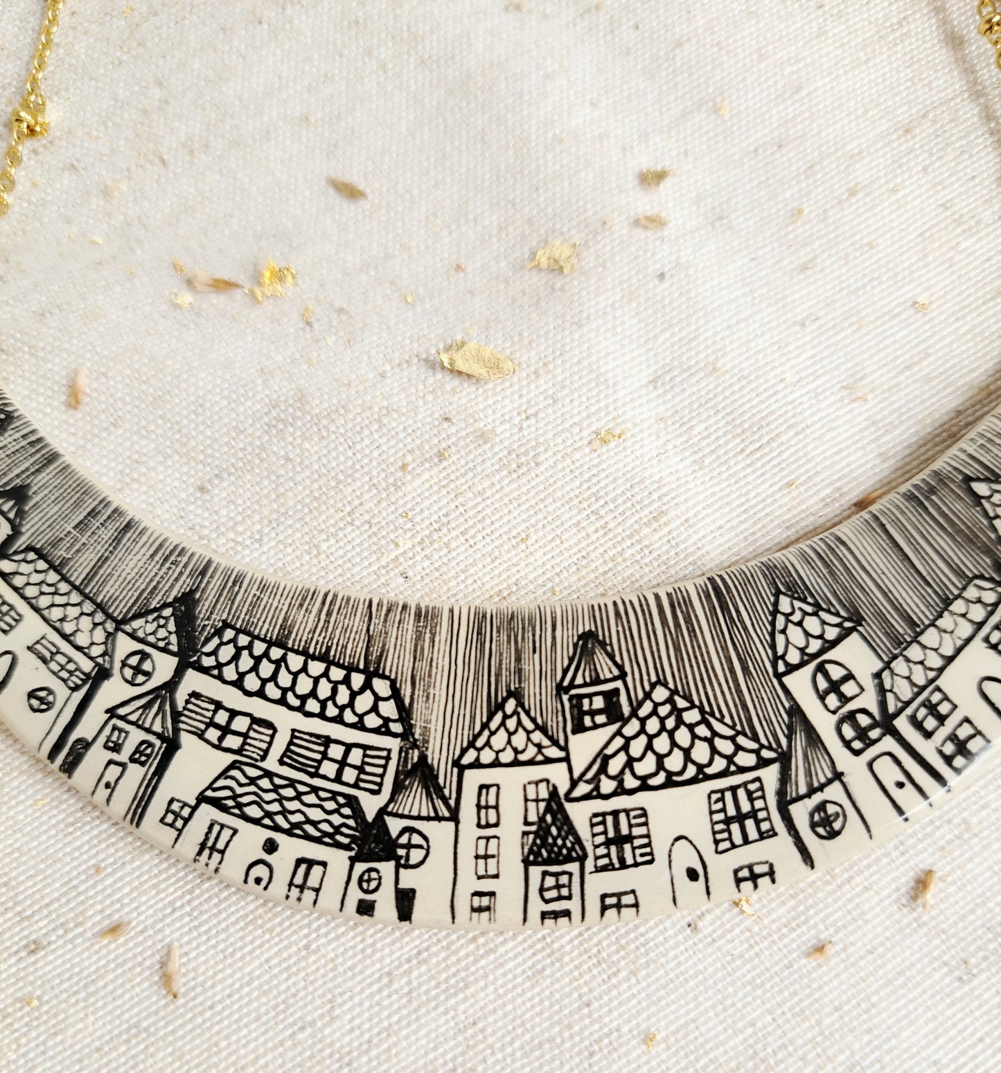 Collier "Maisonnettes" argile illustrée, noir, blanc, naturel, violet - plaqué or 18k
