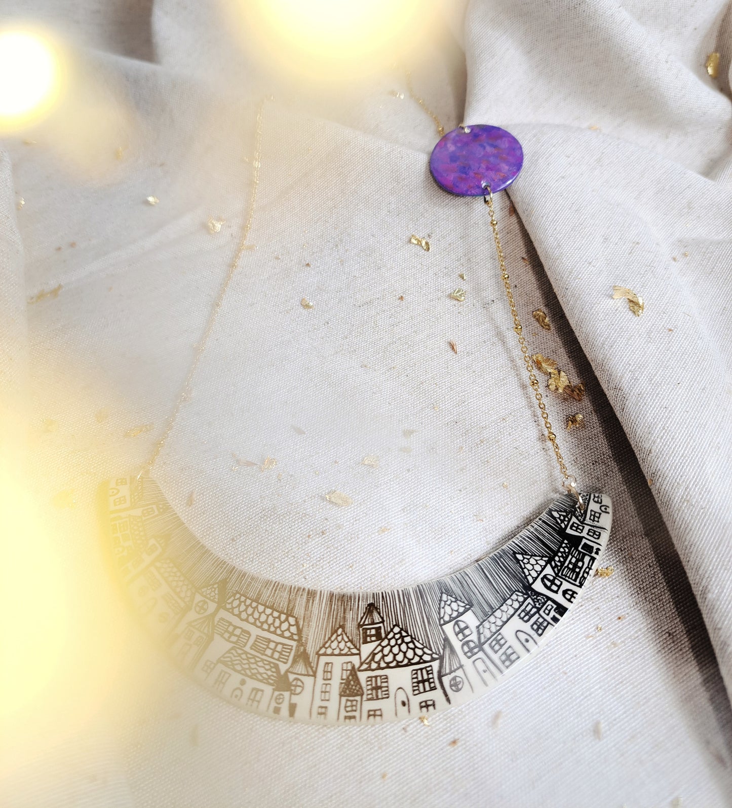 Collier "Maisonnettes" argile illustrée, noir, blanc, naturel, violet - plaqué or 18k