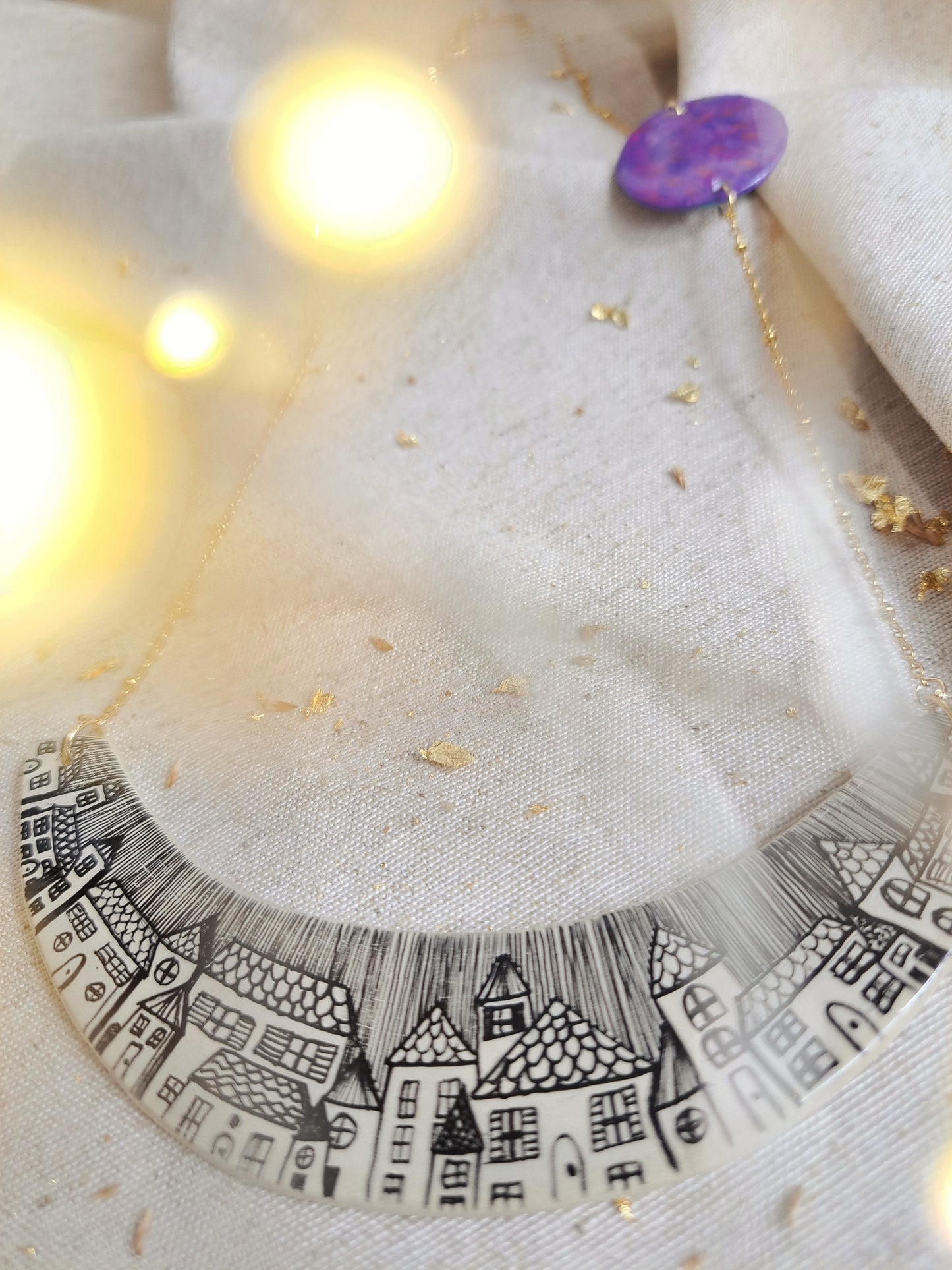 Collier "Maisonnettes" argile illustrée, noir, blanc, naturel, violet - plaqué or 18k