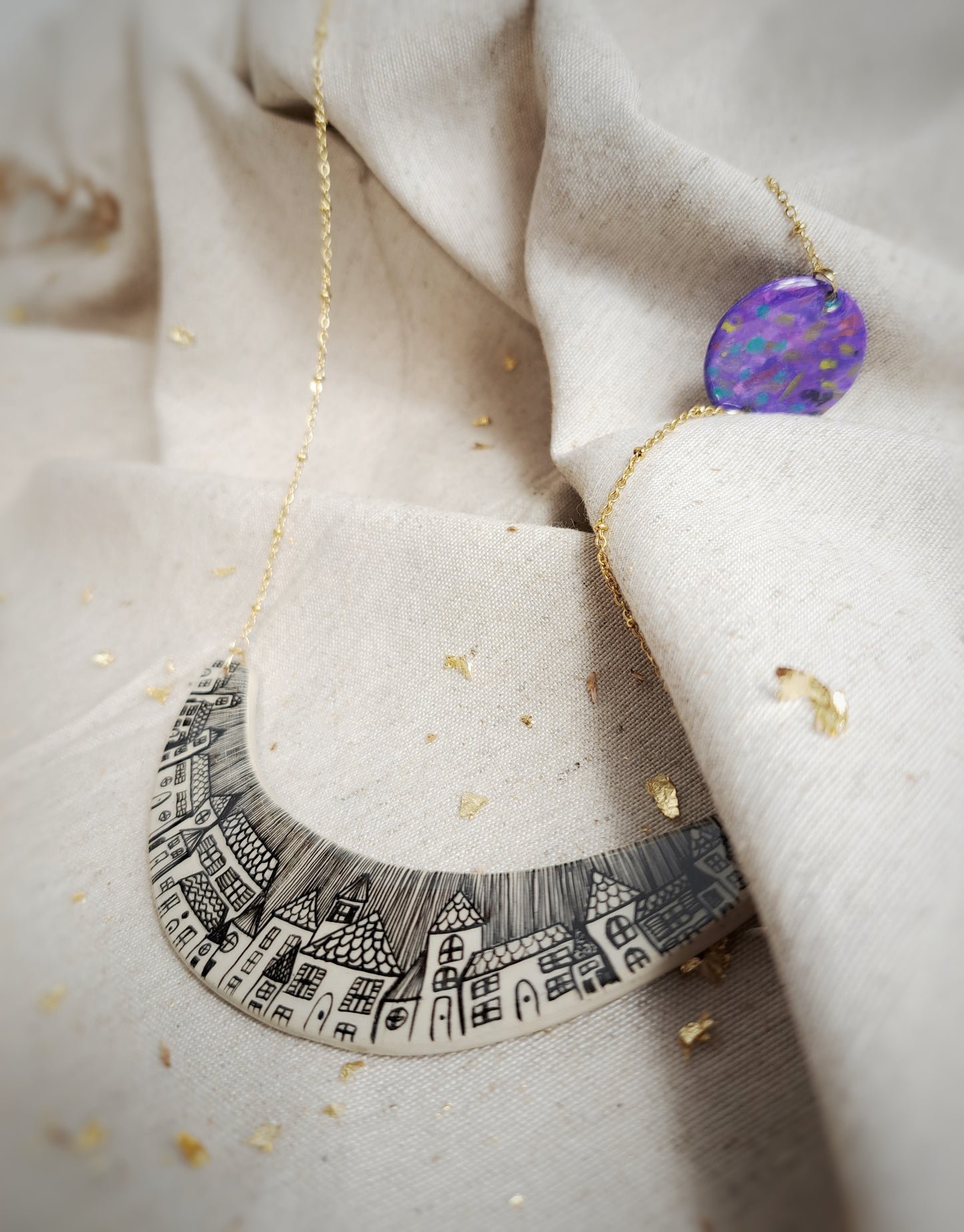 Collier "Maisonnettes" argile illustrée, noir, blanc, naturel, violet - plaqué or 18k