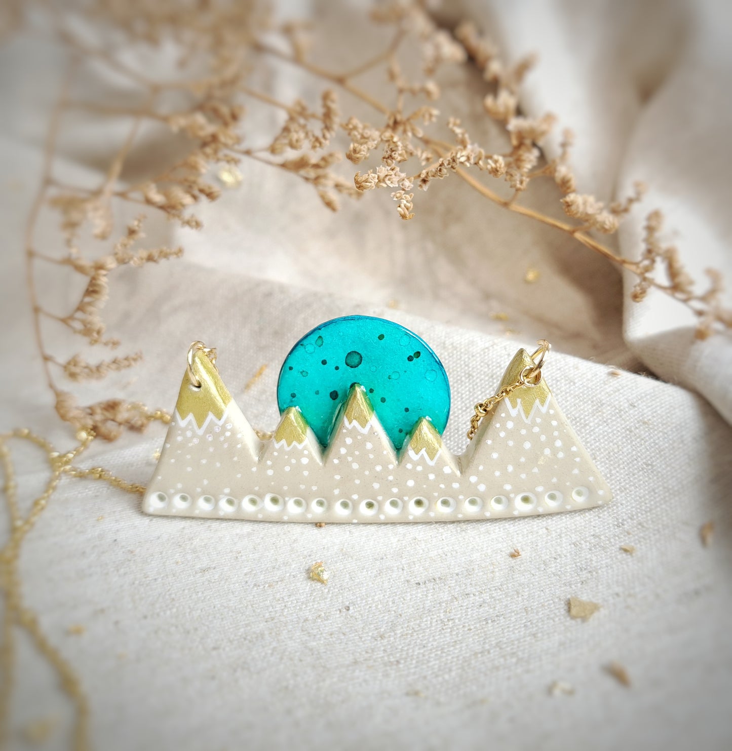 Collier "Mountain" aquarelle argile peint blanc, naturel, or, bleu turquoise - plaqué or 18k