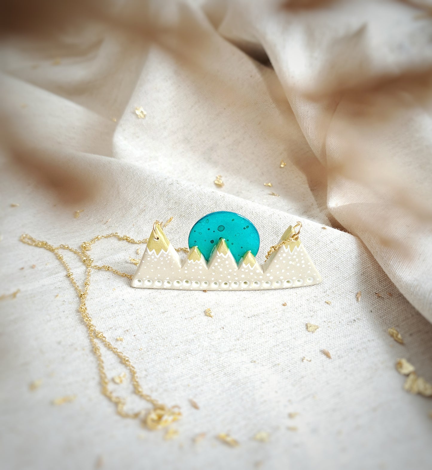 Collier "Mountain" aquarelle argile peint blanc, naturel, or, bleu turquoise - plaqué or 18k