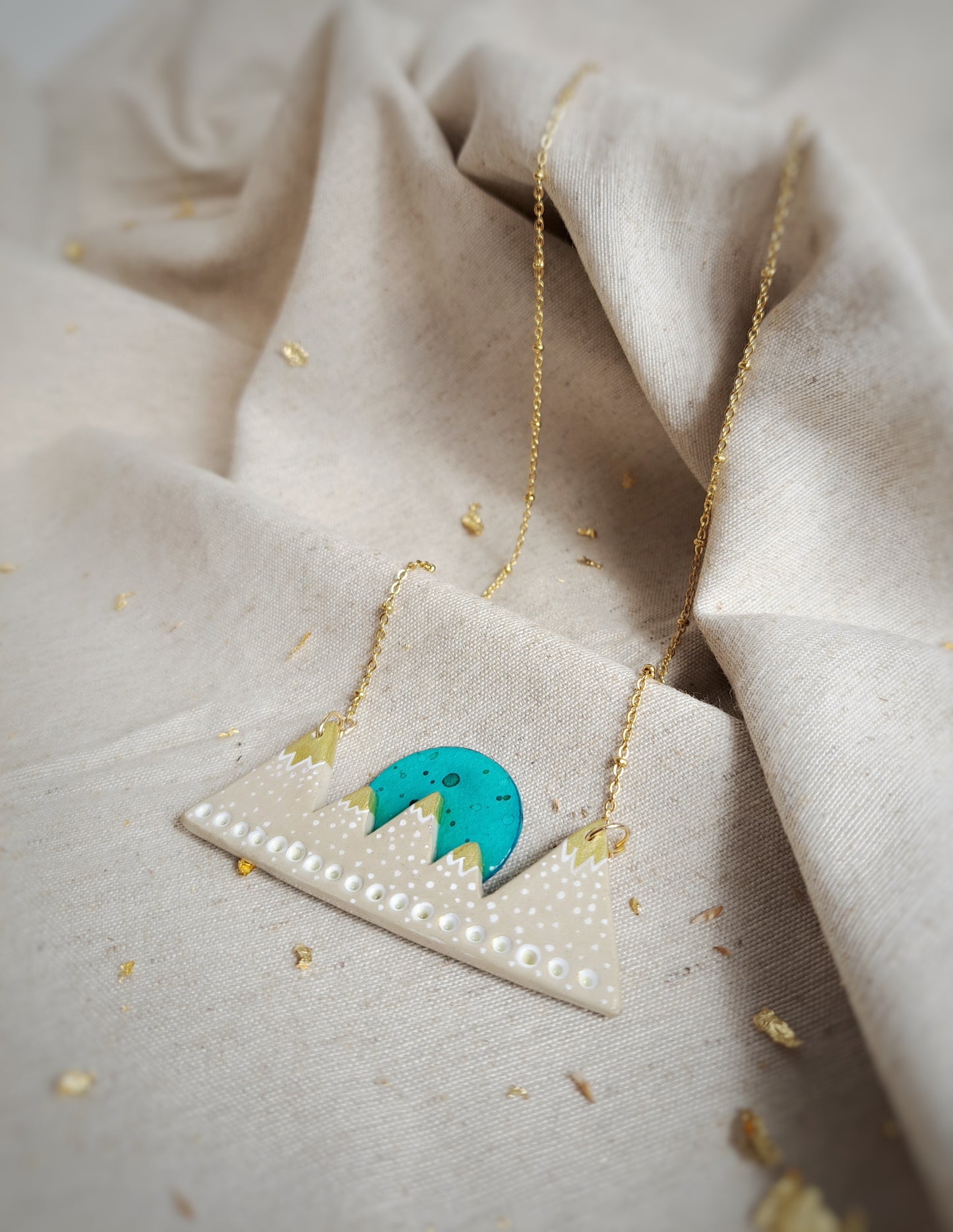 Collier "Mountain" aquarelle argile peint blanc, naturel, or, bleu turquoise - plaqué or 18k