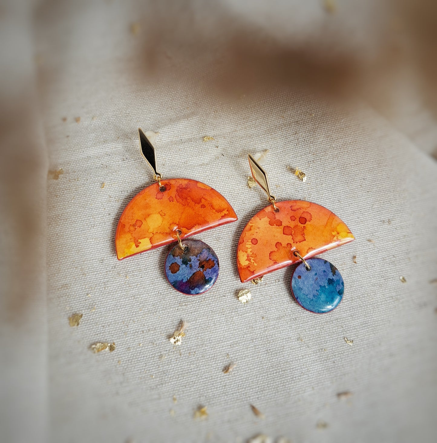 Boucles puces d'oreilles "Ayana" aquarelle géométriques orange, bleu, violet - plaqué or 18k