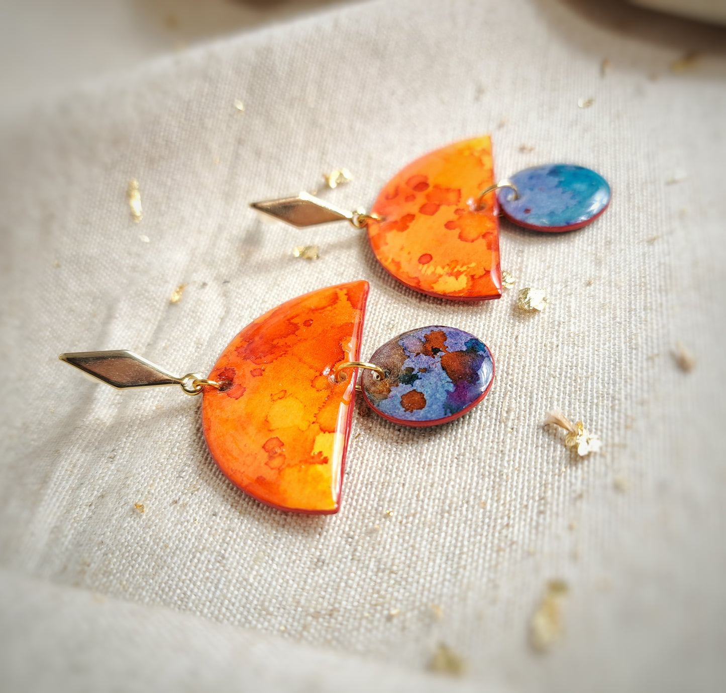 Boucles puces d'oreilles "Ayana" aquarelle géométriques orange, bleu, violet - plaqué or 18k
