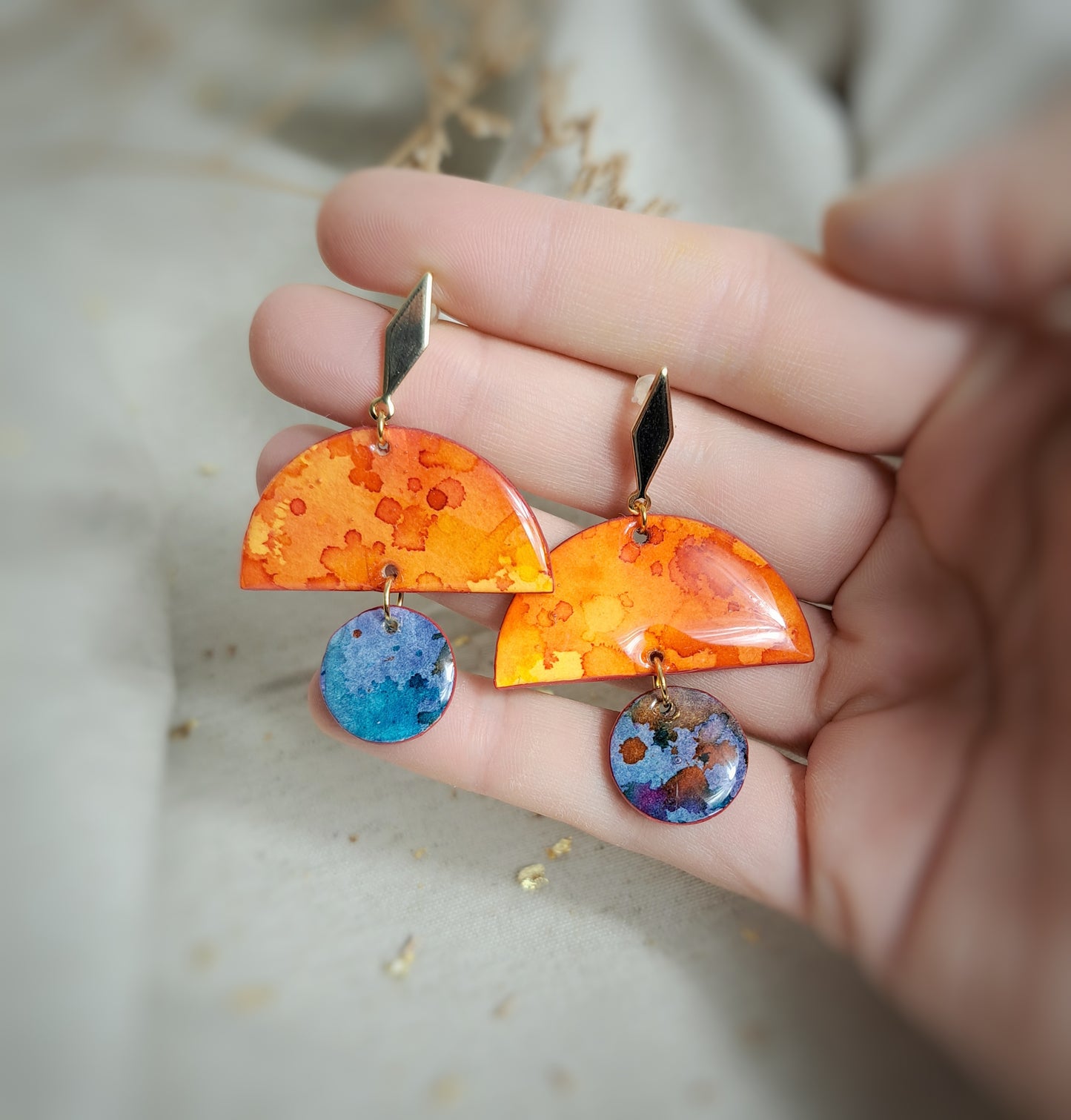 Boucles puces d'oreilles "Ayana" aquarelle géométriques orange, bleu, violet - plaqué or 18k
