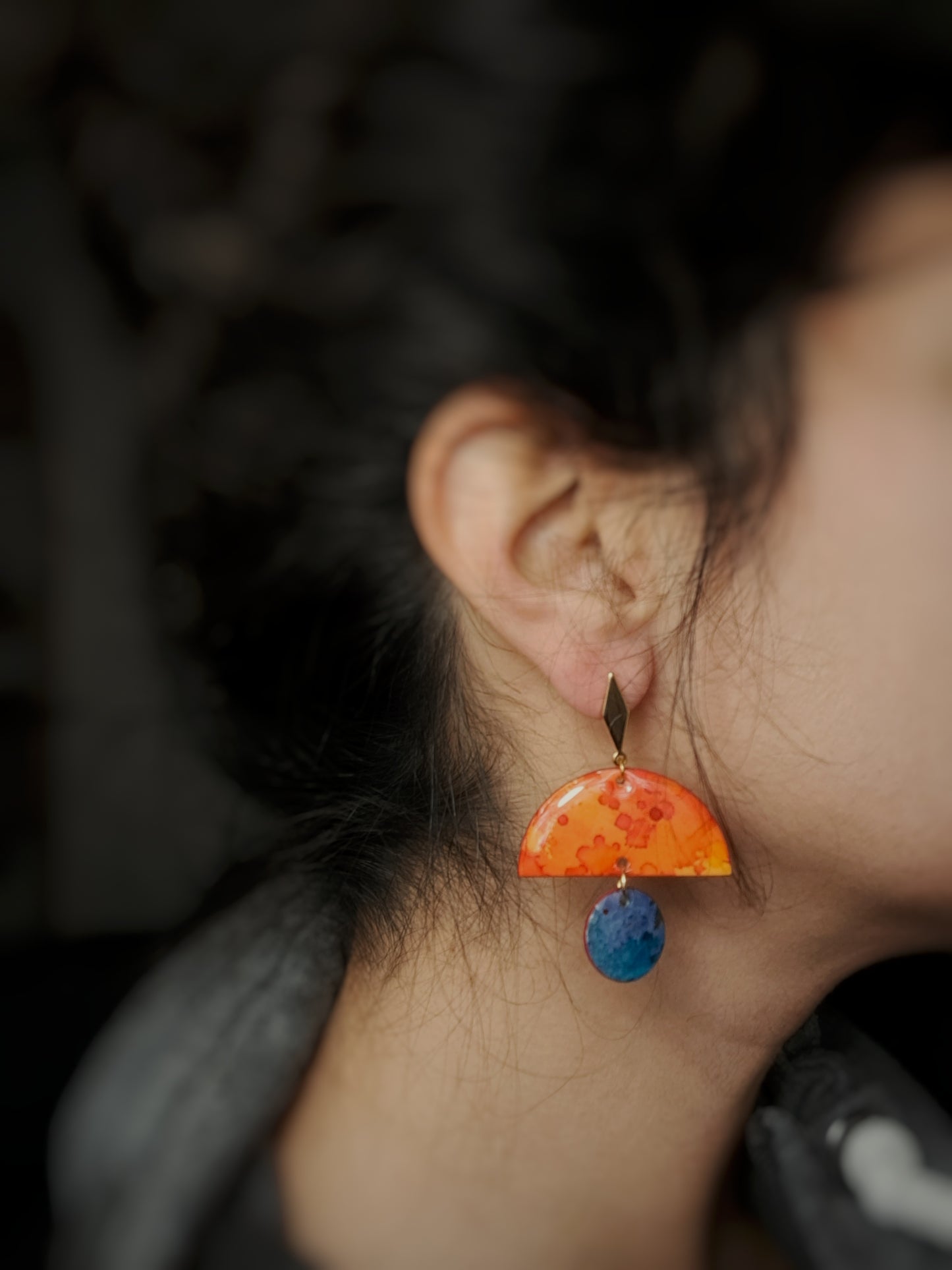 Boucles puces d'oreilles "Ayana" aquarelle géométriques orange, bleu, violet - plaqué or 18k