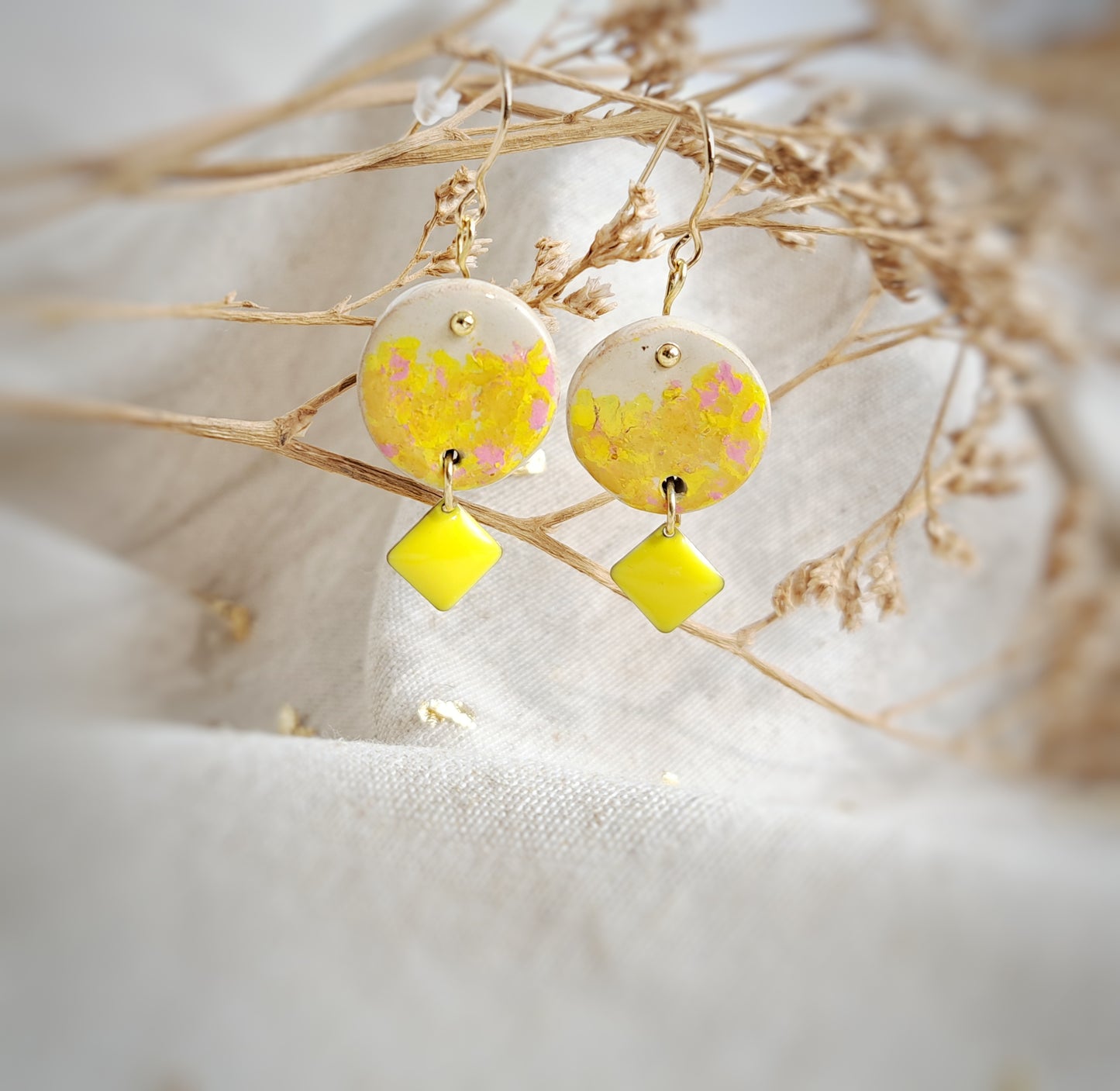 Boucles d'oreilles "Poiskaï" jaune, rose, argile naturelle - plaqué or 18k