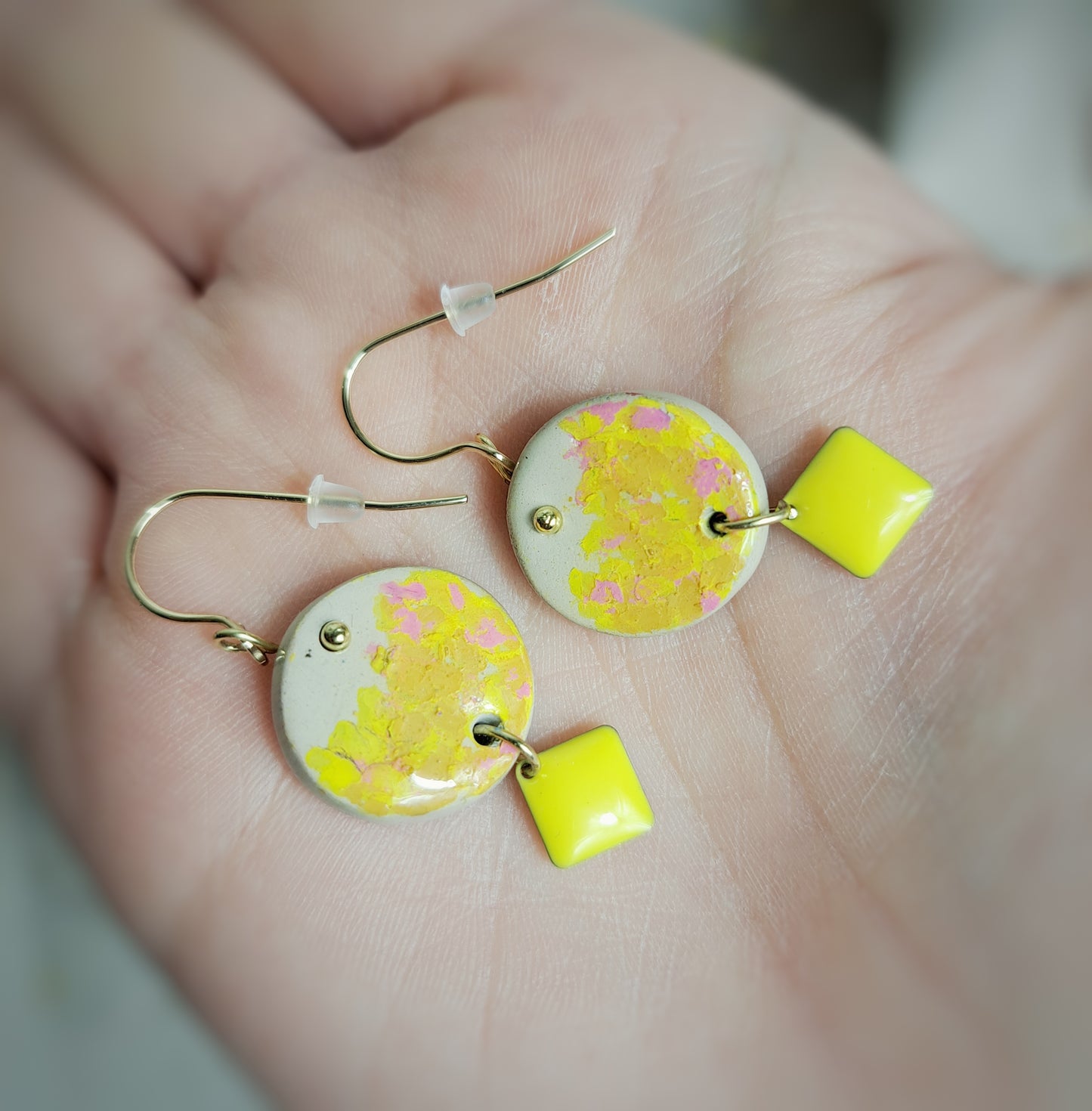 Boucles d'oreilles "Poiskaï" jaune, rose, argile naturelle - plaqué or 18k