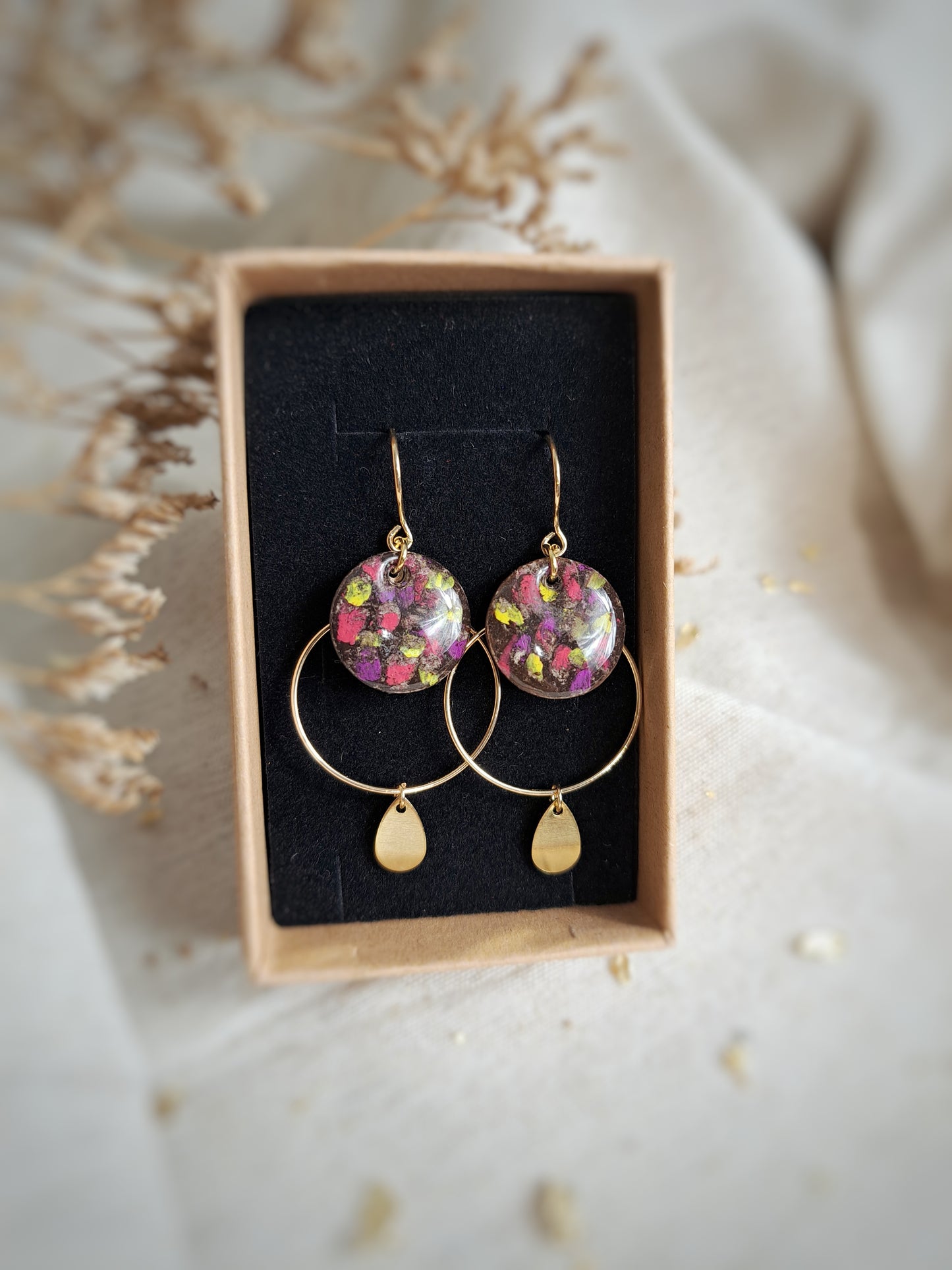 Boucles d'oreilles géométriques "Ozalee II" pastel gras chocolat, jaune rouge, violet - plaqué or 18k