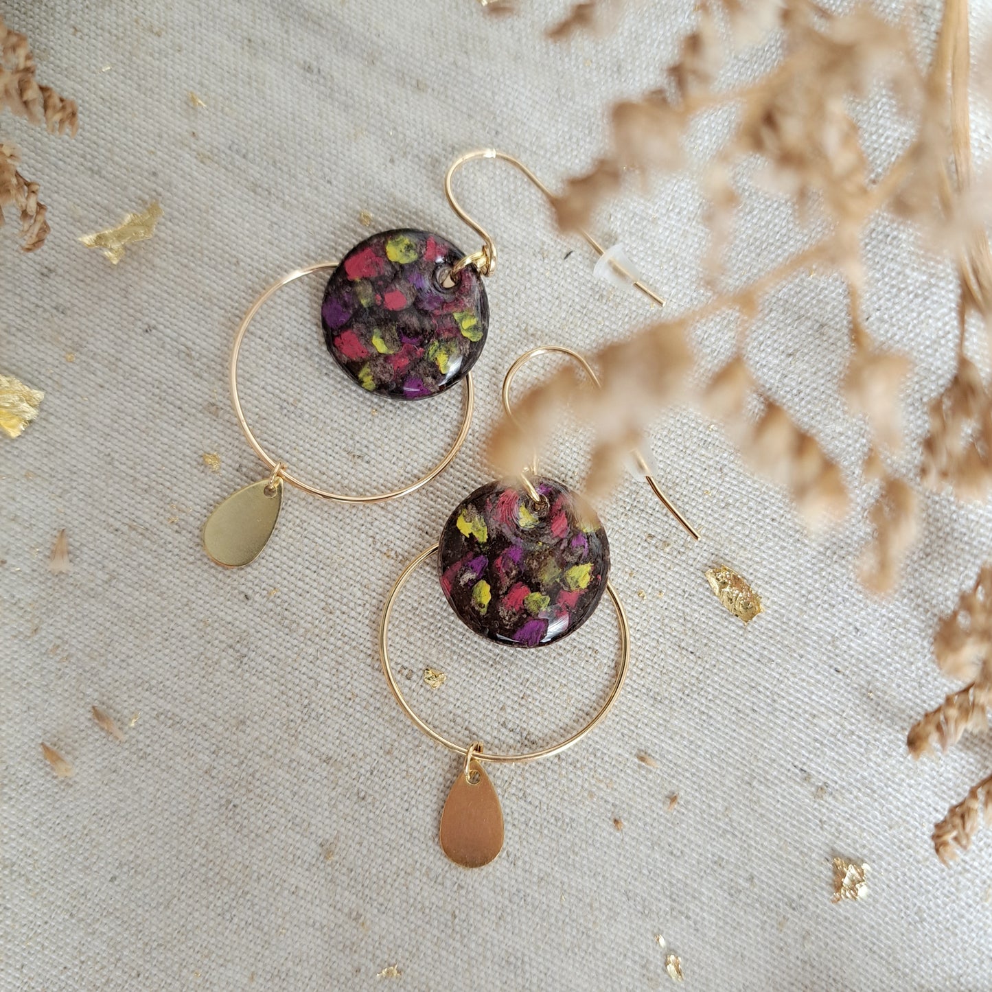 Boucles d'oreilles géométriques "Ozalee II" pastel gras chocolat, jaune rouge, violet - plaqué or 18k