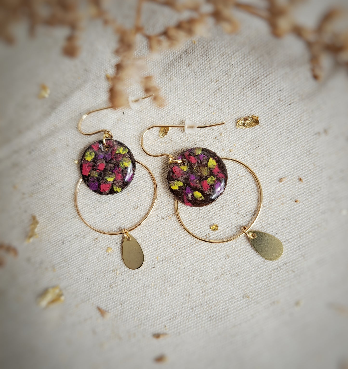 Boucles d'oreilles géométriques "Ozalee II" pastel gras chocolat, jaune rouge, violet - plaqué or 18k