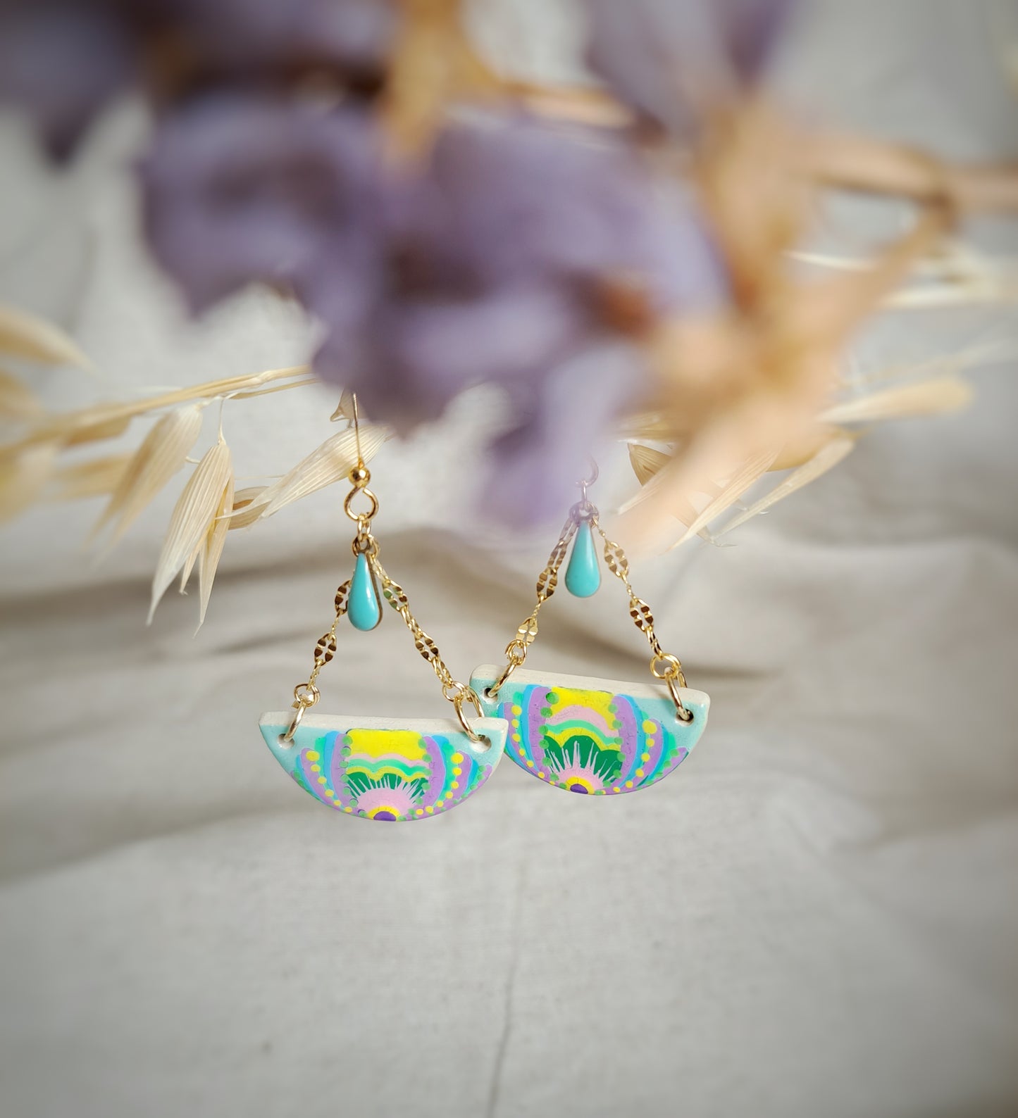 Boucles d'oreilles demi cercle "Folk I" argile/acrylique - bleu/jaune - plaqué or 18k