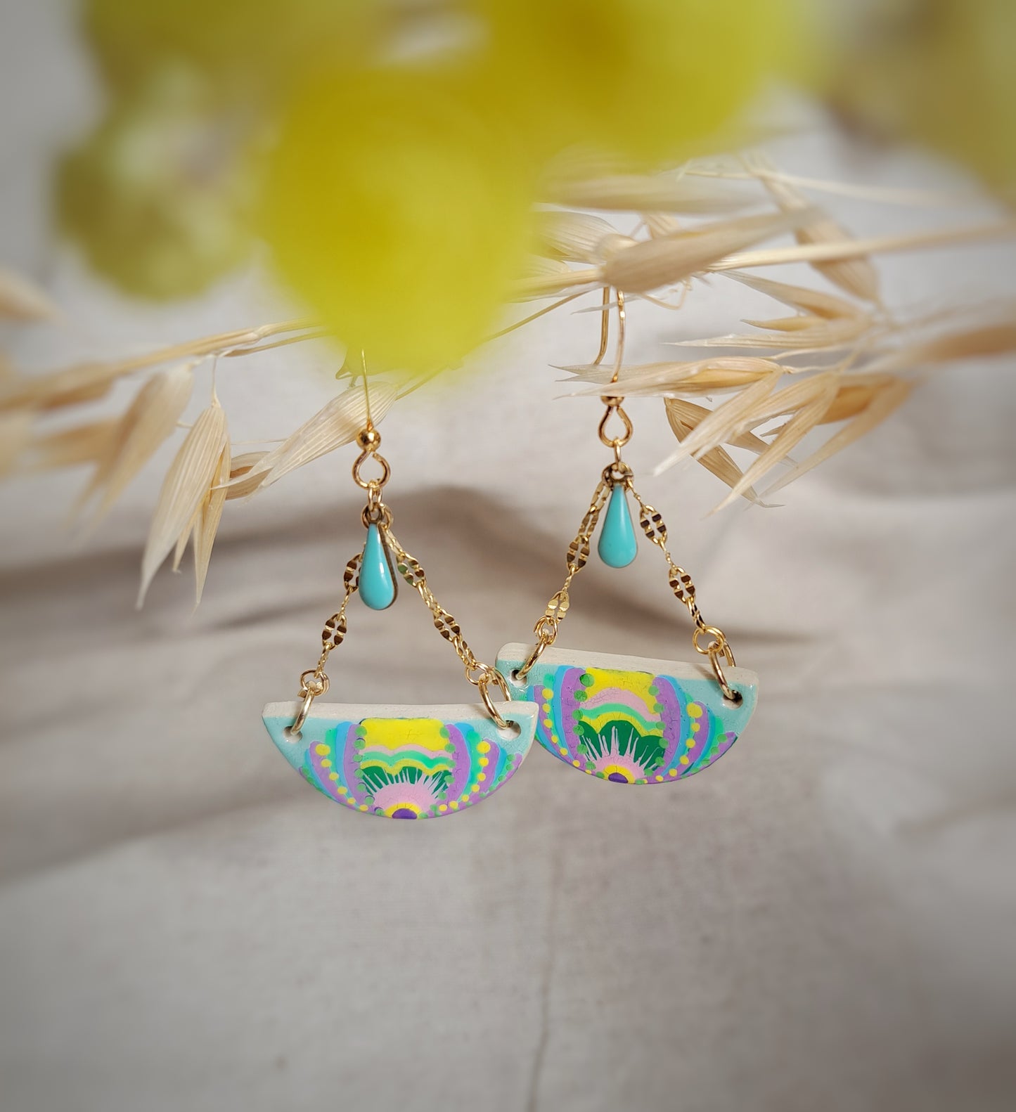 Boucles d'oreilles demi cercle "Folk I" argile/acrylique - bleu/jaune - plaqué or 18k