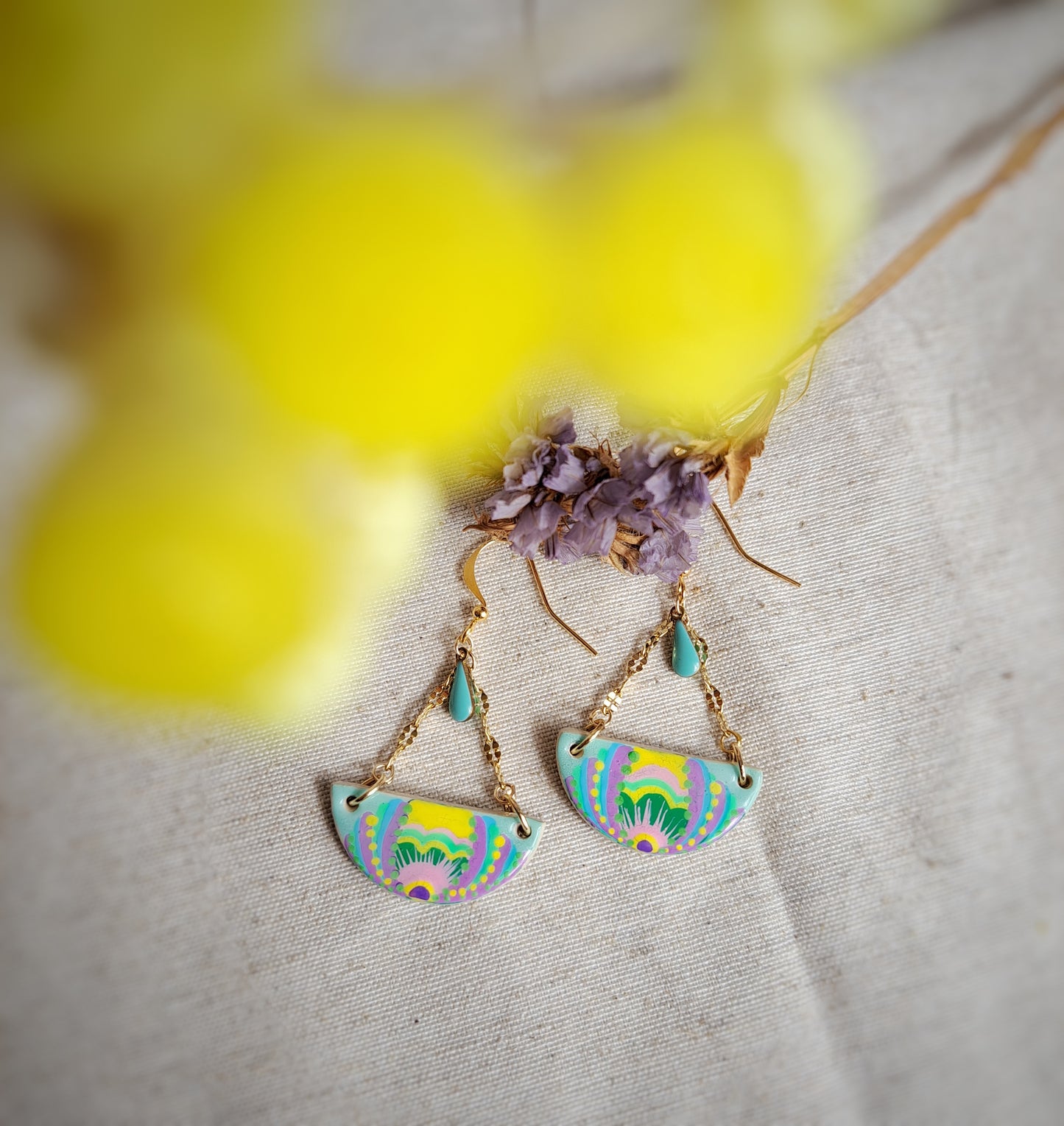 Boucles d'oreilles demi cercle "Folk I" argile/acrylique - bleu/jaune - plaqué or 18k