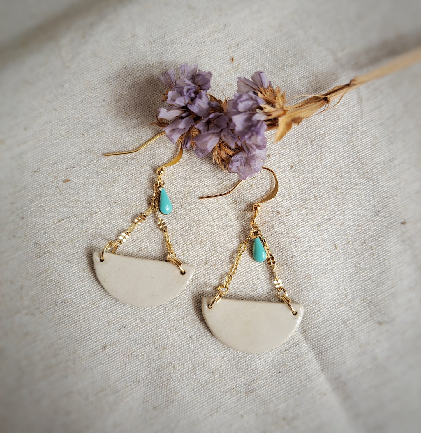 Boucles d'oreilles demi cercle "Folk I" argile/acrylique - bleu/jaune - plaqué or 18k