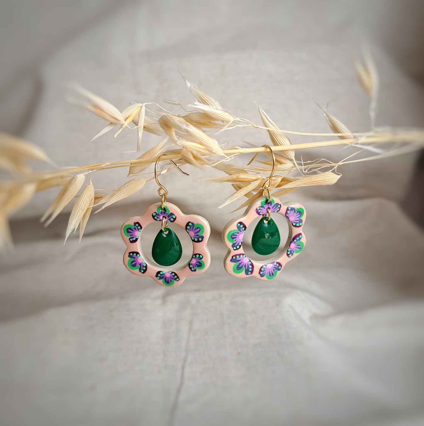 Boucles d'oreilles fleurs "Folk" argile / acrylique rose - plaqué or 18k