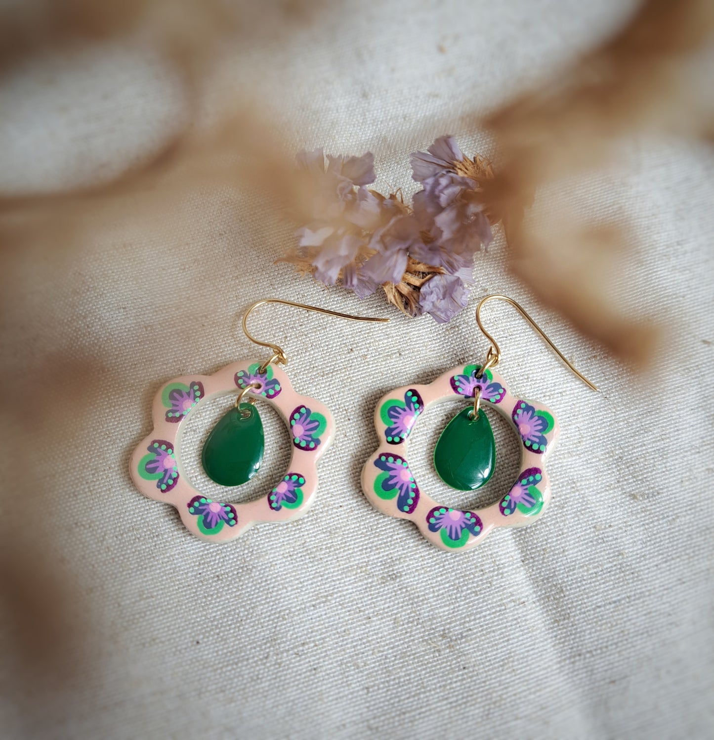 Boucles d'oreilles fleurs "Folk" argile / acrylique rose - plaqué or 18k