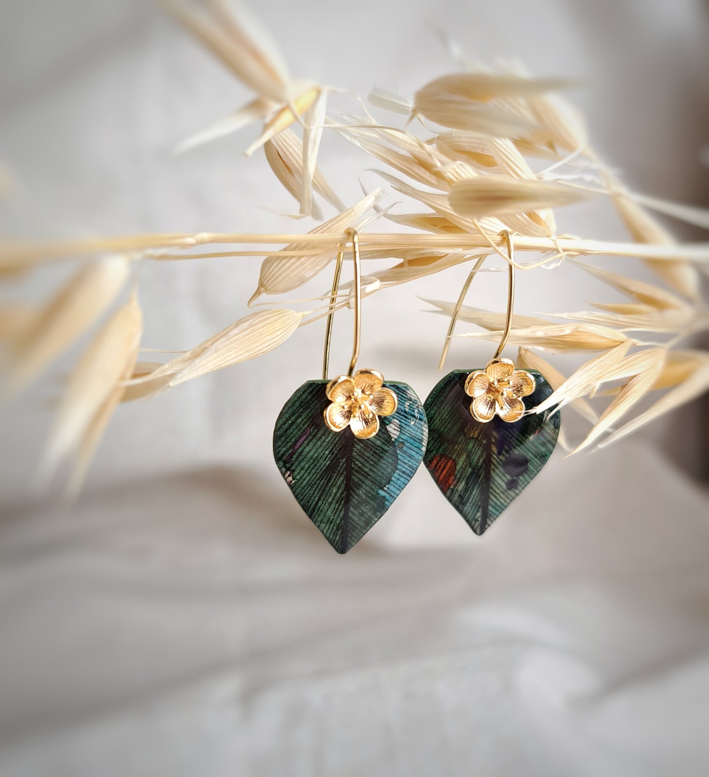 Boucles d'oreilles "Leaf" vert aquarelle -encre noire - plaqué or 18k