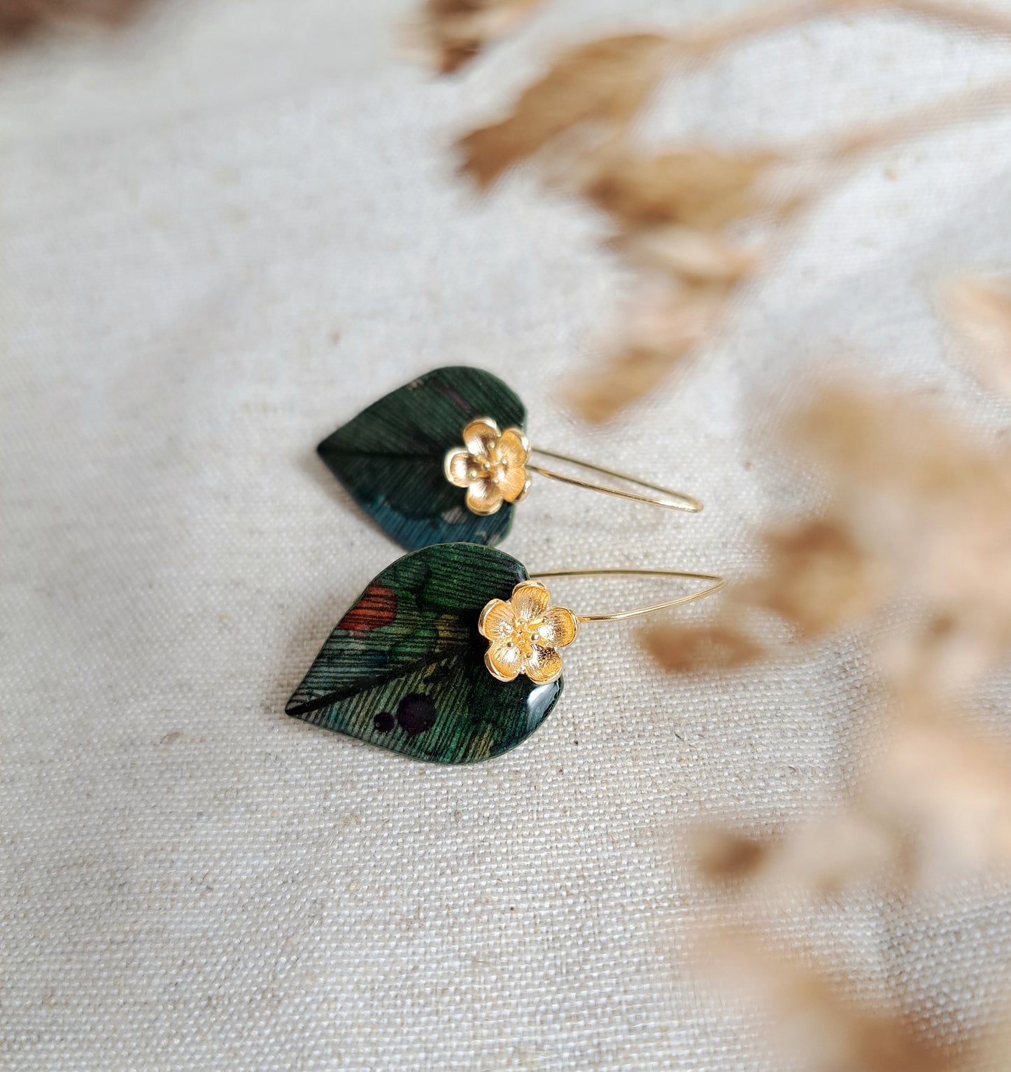 Boucles d'oreilles "Leaf" vert aquarelle -encre noire - plaqué or 18k